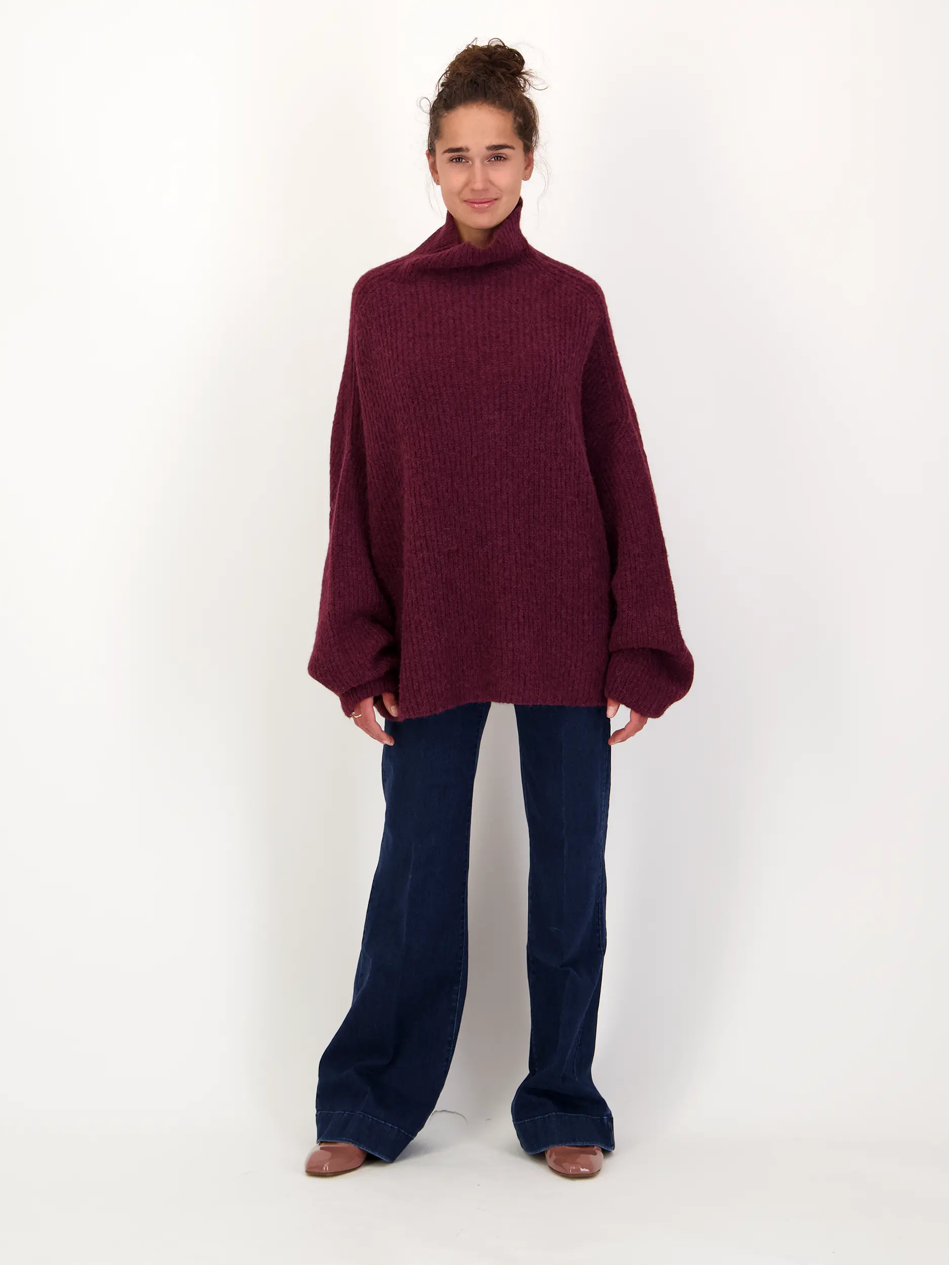 Gerippter Pullover 'Mara' langarm - Artikel Teil eines Outfits getragen von einem Modell - Farbe: Rot