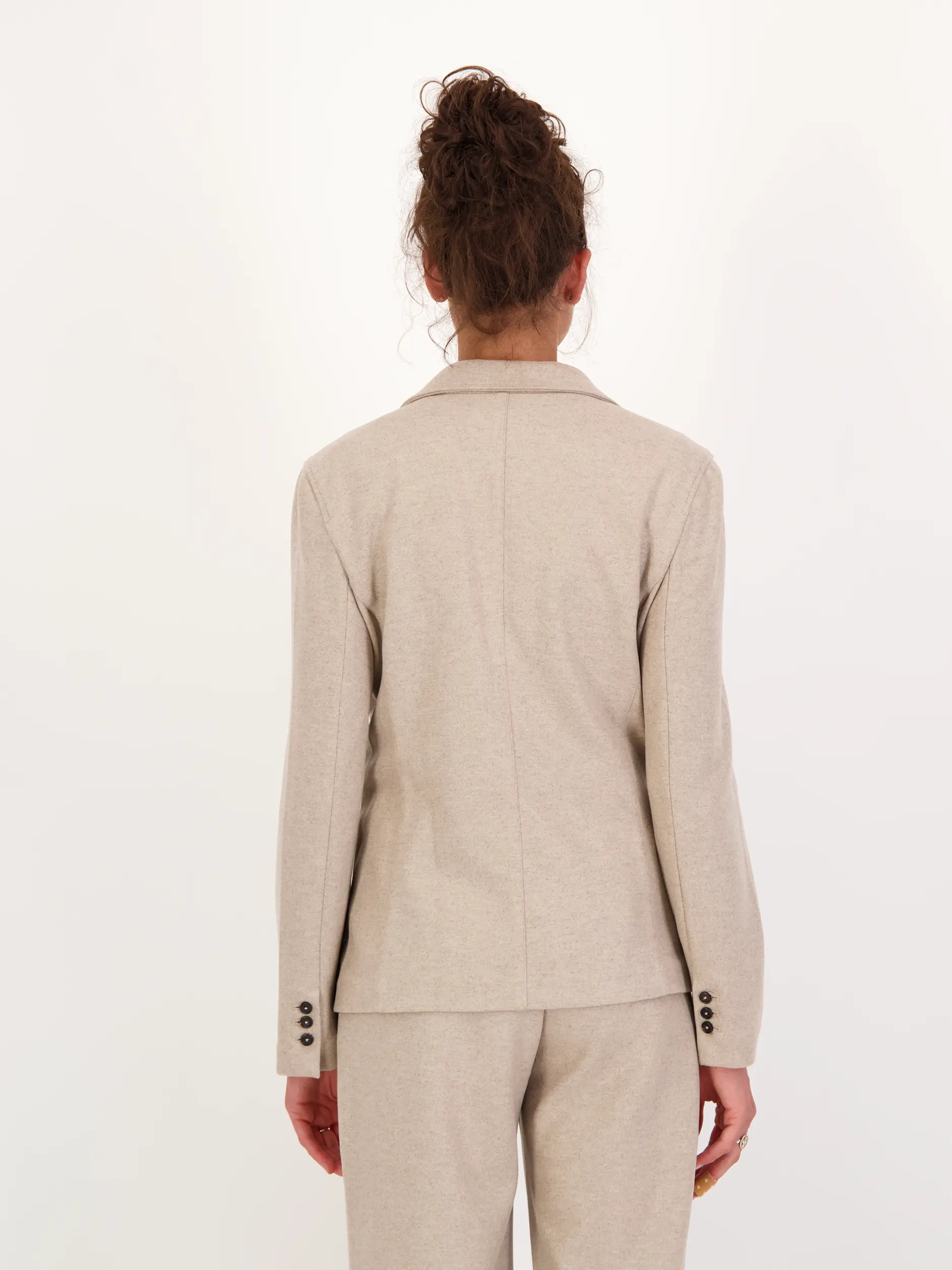 Blazer 'Dafne' - Artikel Rückseite getragen von einem Modell - Farbe: Beige