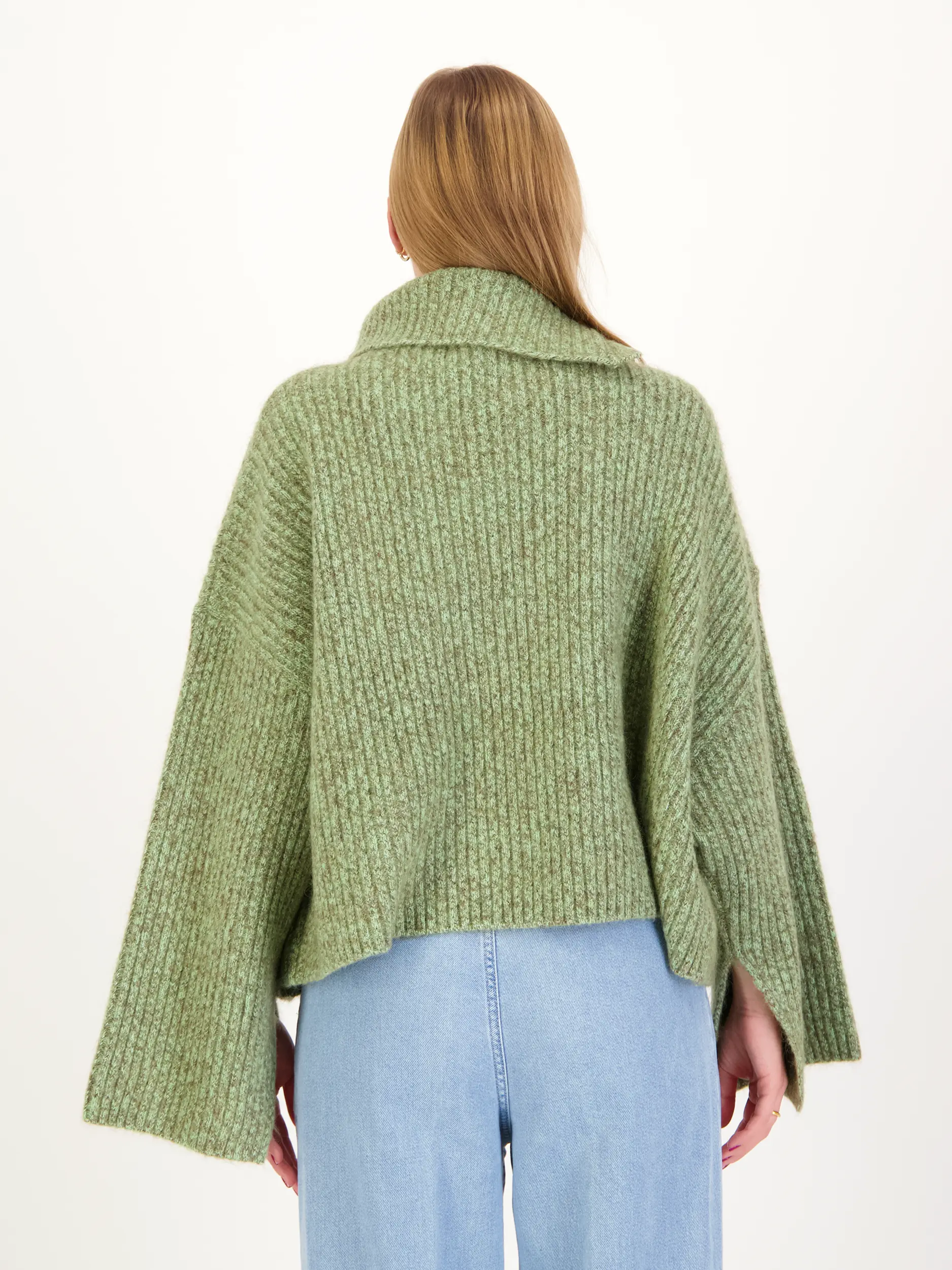 Gerippter Pullover langarm  - Artikel Rückseite getragen von einem Modell - Farbe: Grün