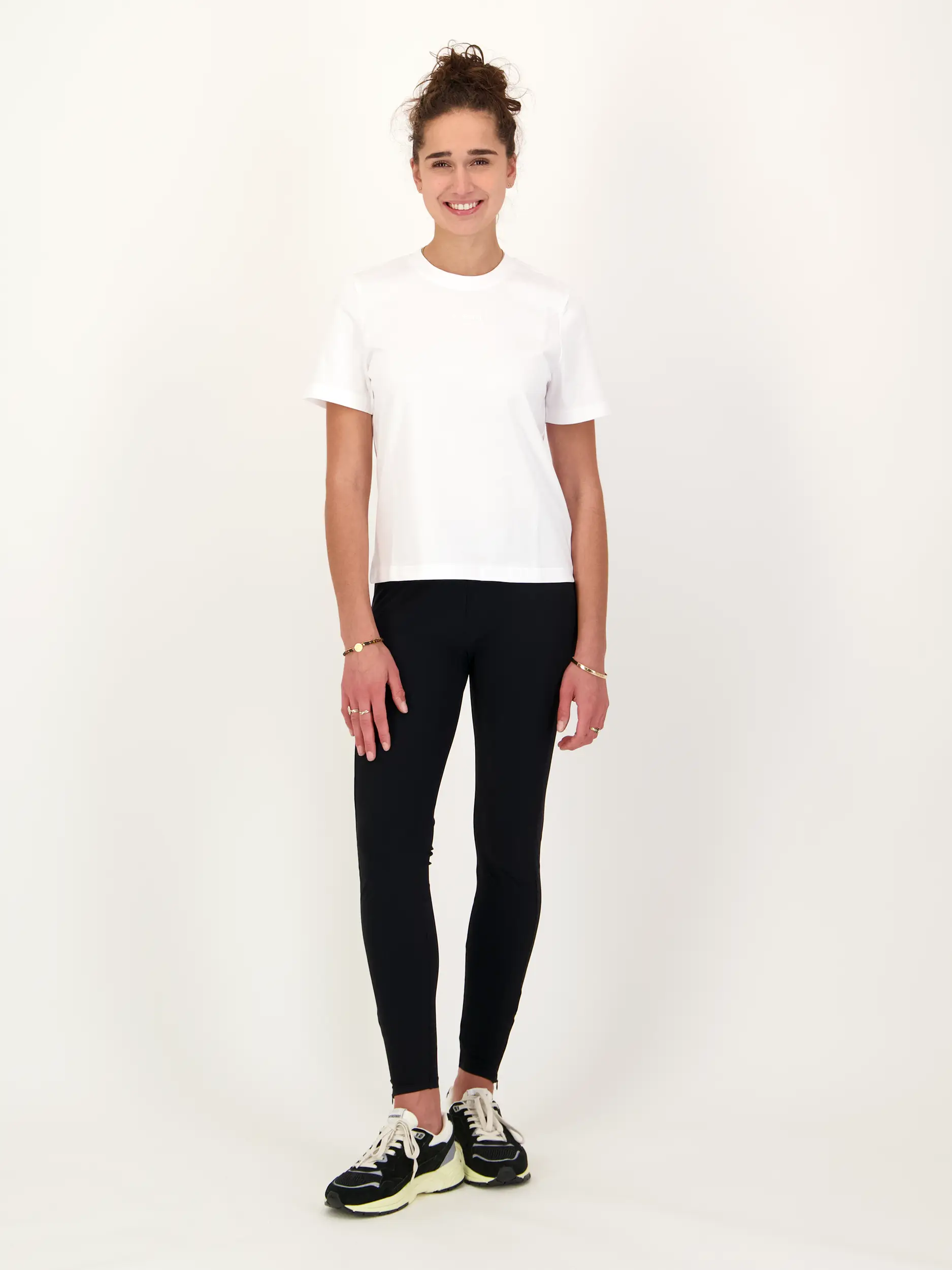 T-Shirt 'Jady' mit Logo - Artikel Teil eines Outfits getragen von einem Modell - Farbe: Creme
