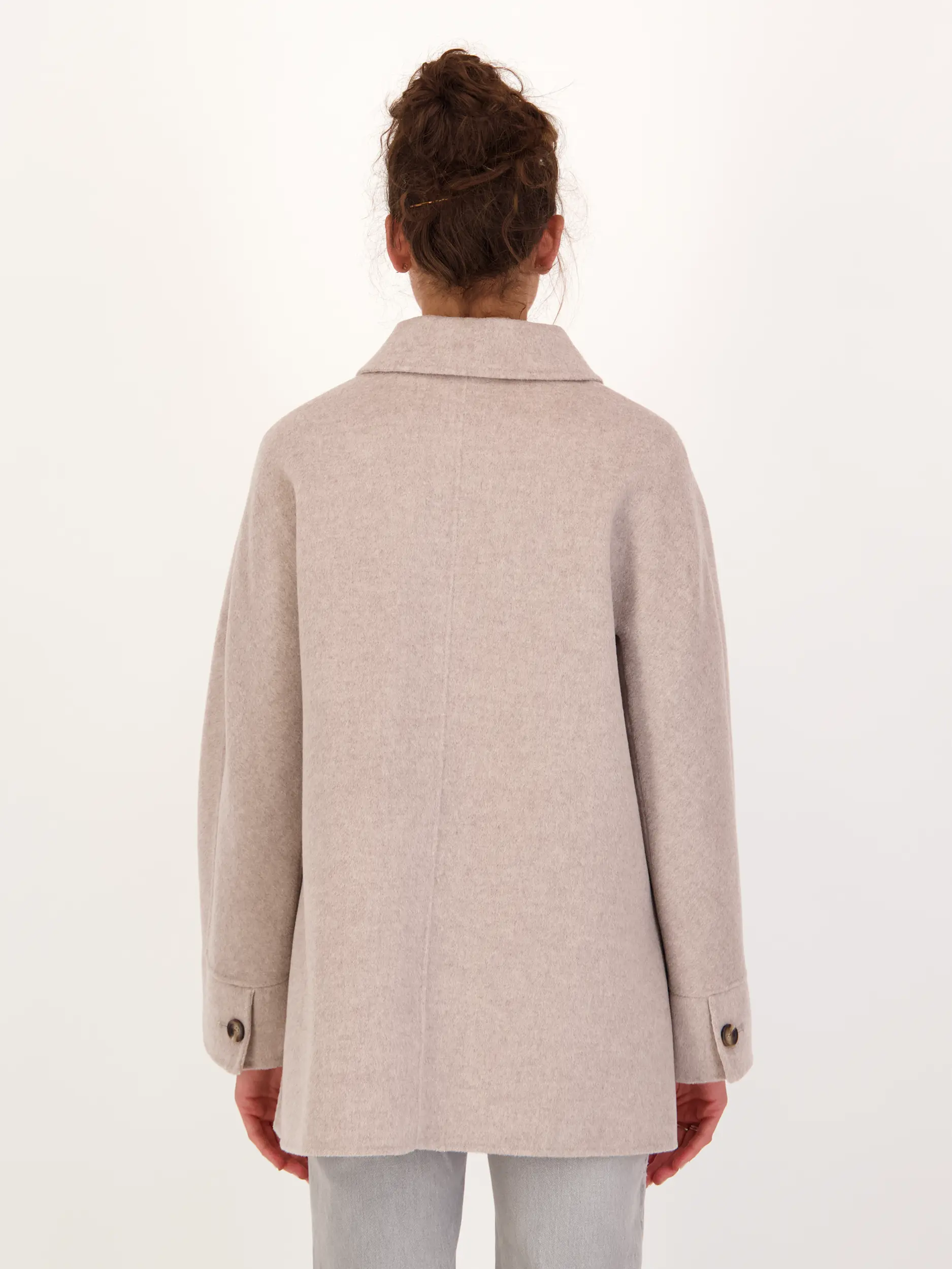 Kurzmantel 'Madita' aus Wolle - Artikel Rückseite getragen von einem Modell - Farbe: Beige