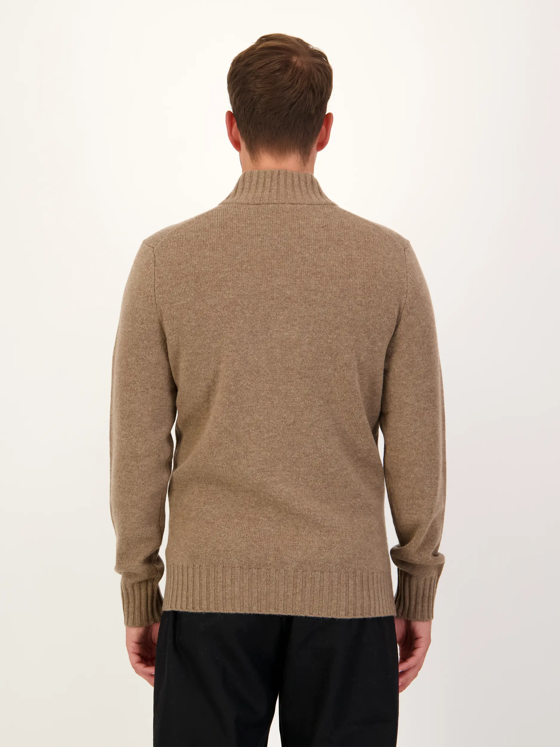 Pullover 'Capua' aus Merinowoll-Mix - Artikel Rückseite getragen von einem Modell - Farbe: Braun