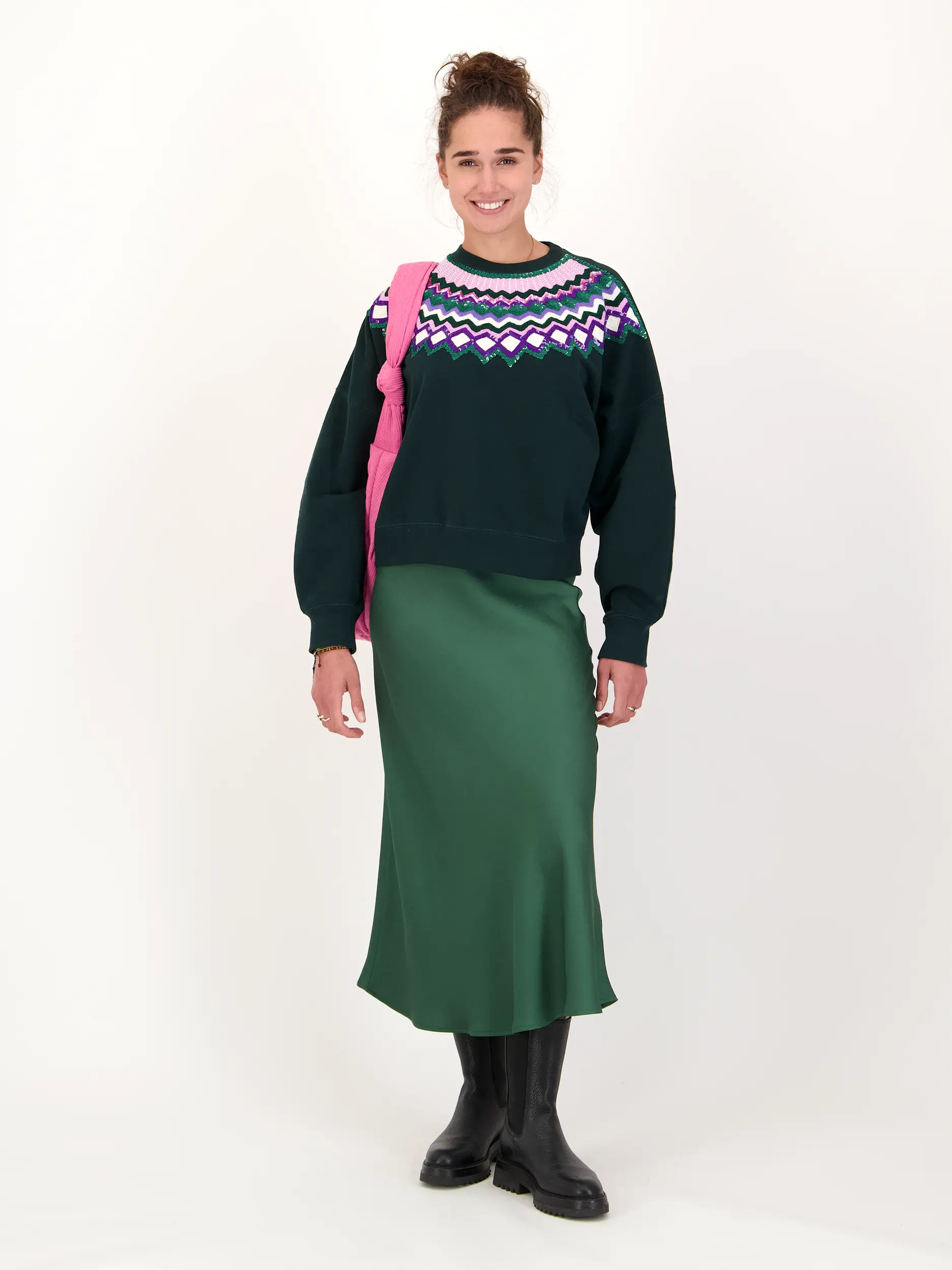 Gemustertes Sweatshirt 'Issu' mit Pailletten langarm - Artikel Teil eines Outfits getragen von einem Modell - Farbe: Grün