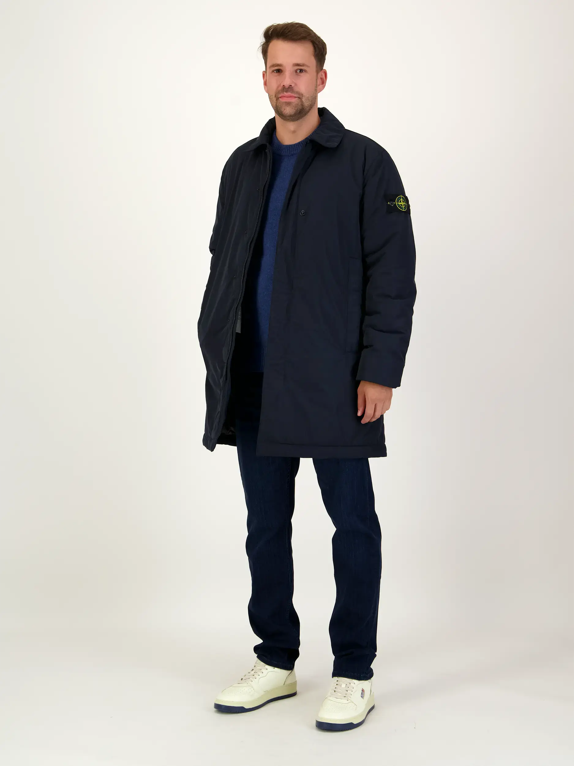 Wasserabweisender Kurzmantel - Artikel Teil eines Outfits getragen von einem Modell