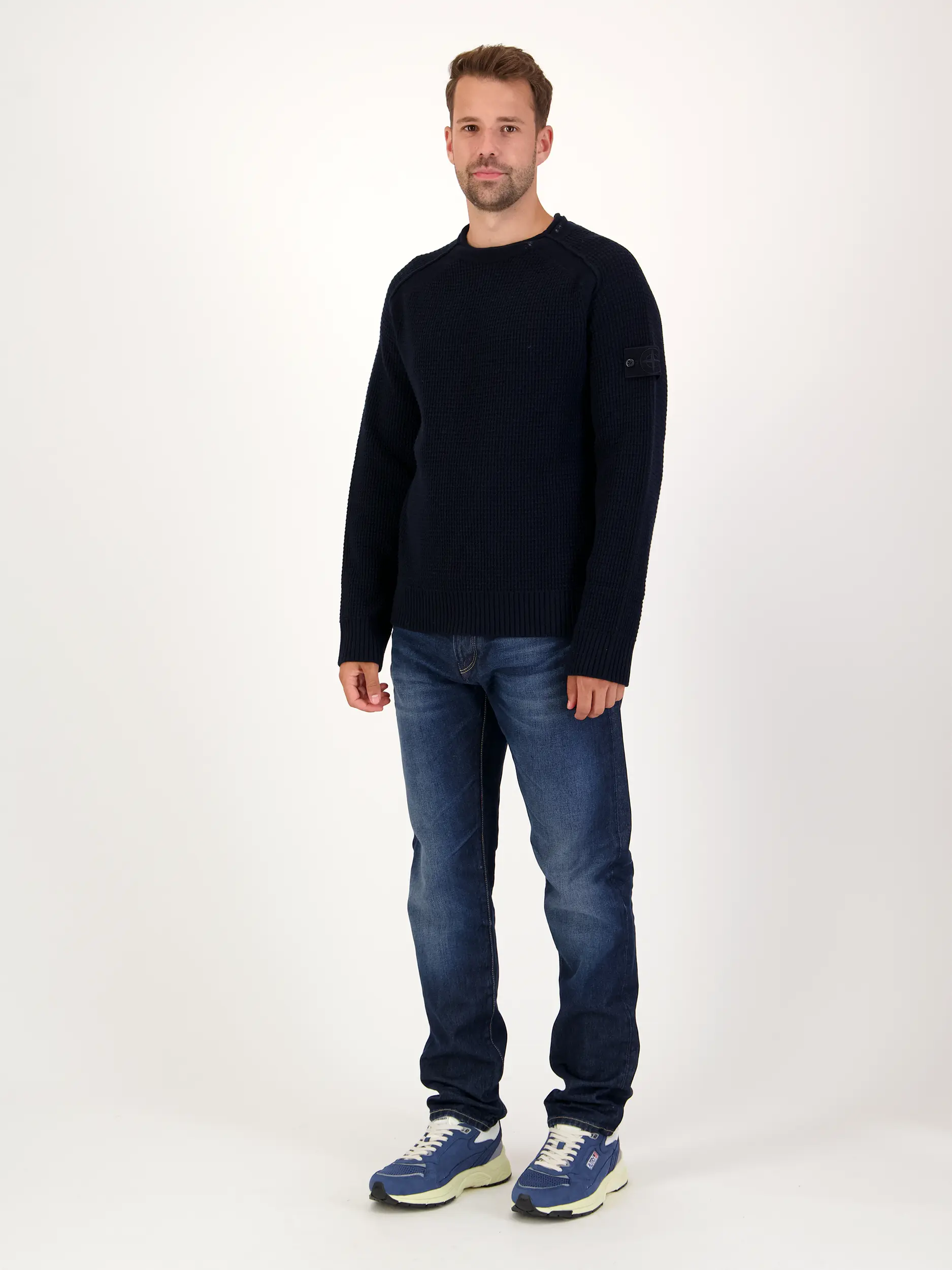 Ghost Piece Pullover aus Schurwolle langarm - Artikel Teil eines Outfits getragen von einem Modell - Farbe: Blau
