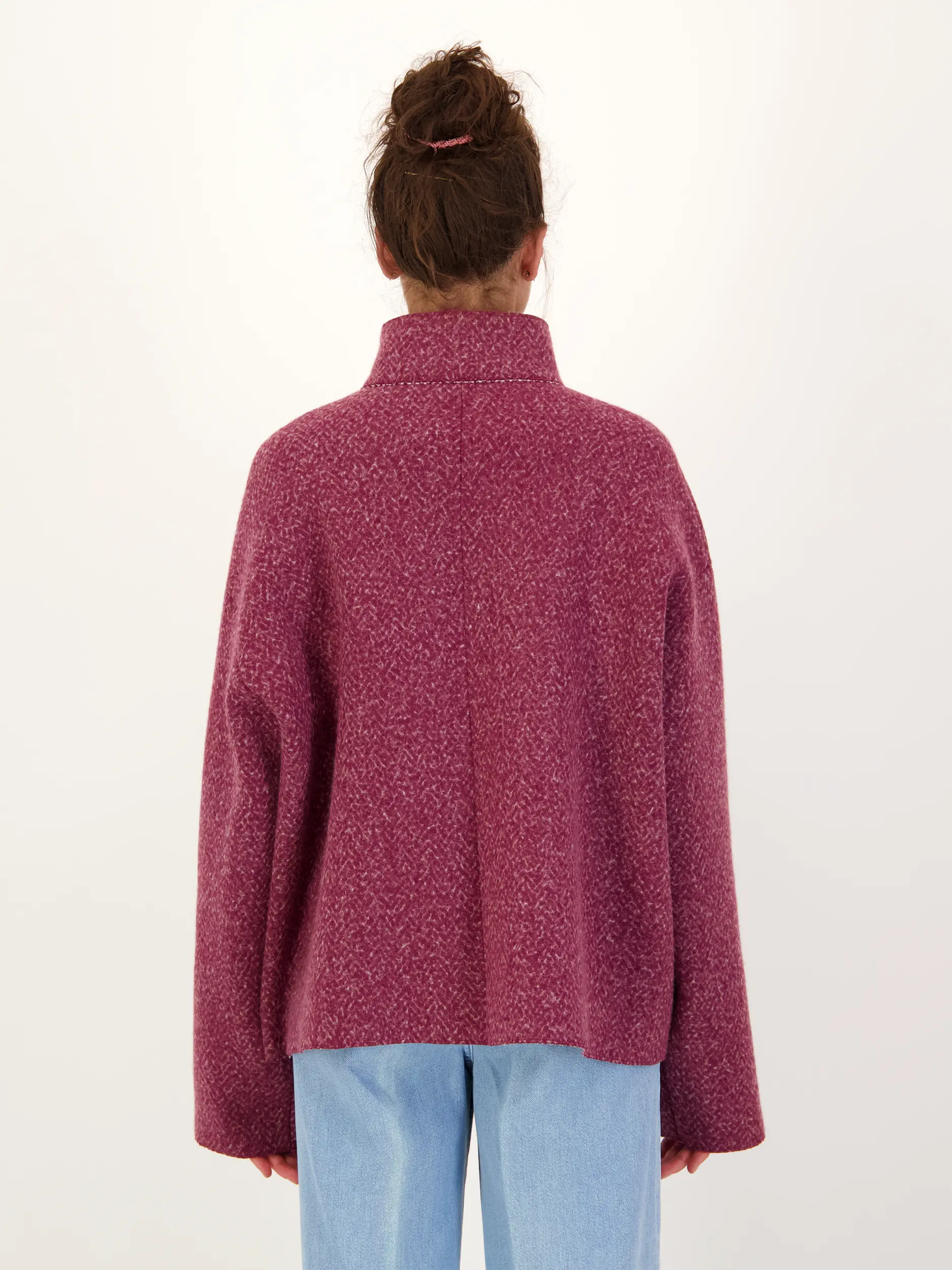 Wolljacke - Artikel Rückseite getragen von einem Modell - Farbe: Rot
