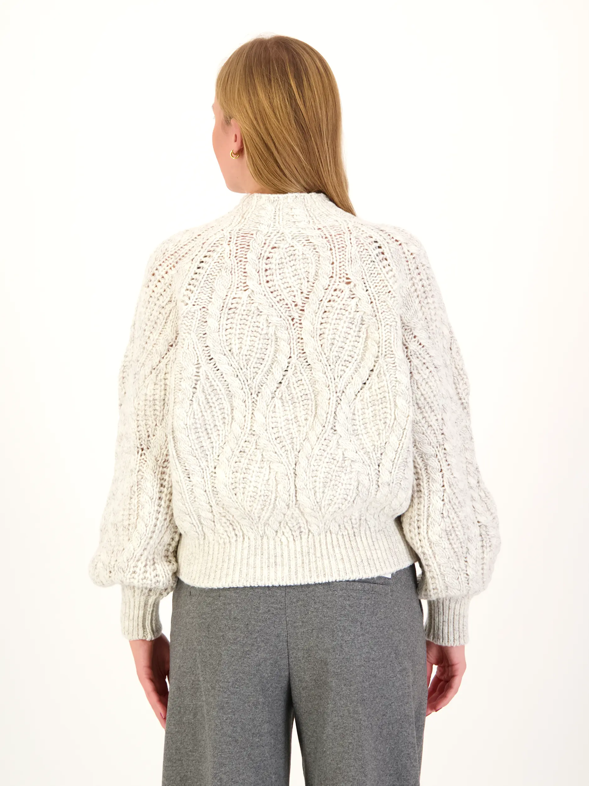 Pullover 'Larelya' langarm - Artikel Rückseite getragen von einem Modell - Farbe: Beige