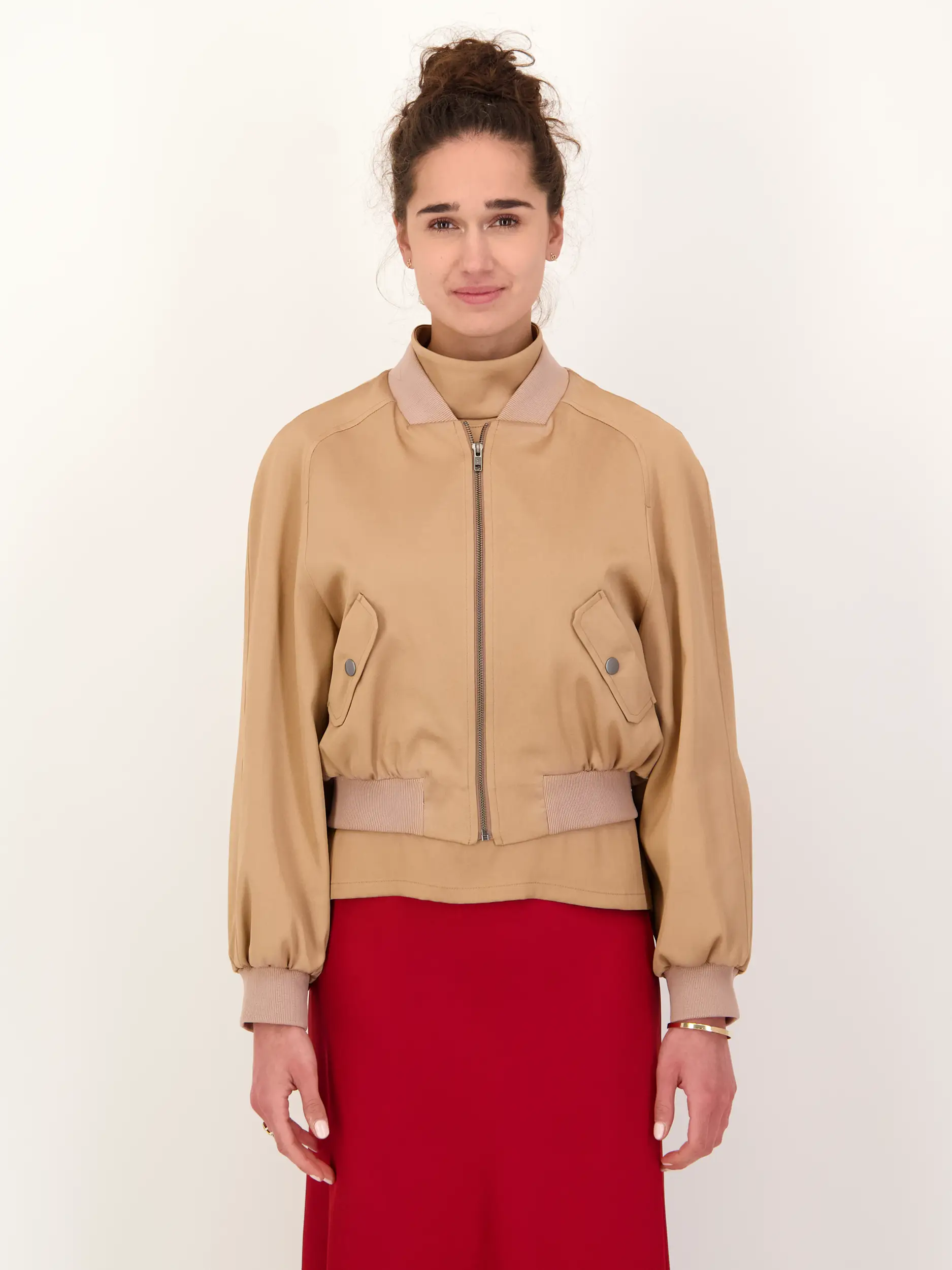 Blouson 'Marham' aus Satin - Artikel Vorderseite getragen von einem Modell - Farbe: Beige
