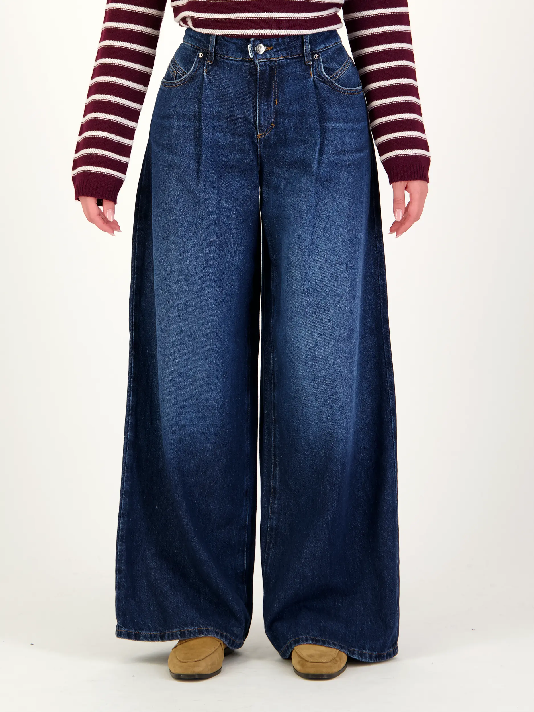 High Rise Wide Leg Jeans 'The Gent' - Artikel Vorderseite getragen von einem Modell - Farbe: Blau