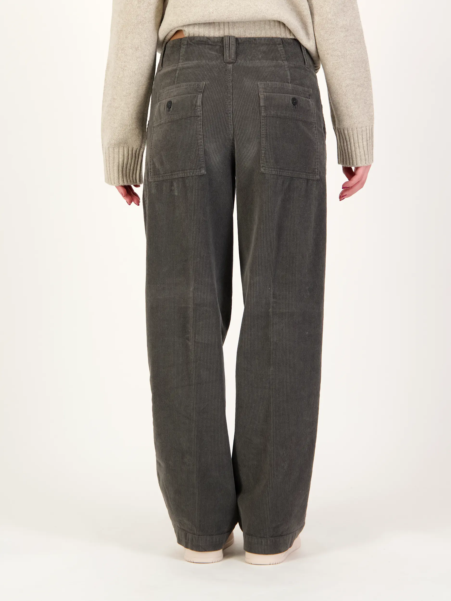 Cordhose 'Selma' - Artikel Rückseite getragen von einem Modell - Farbe: Grau