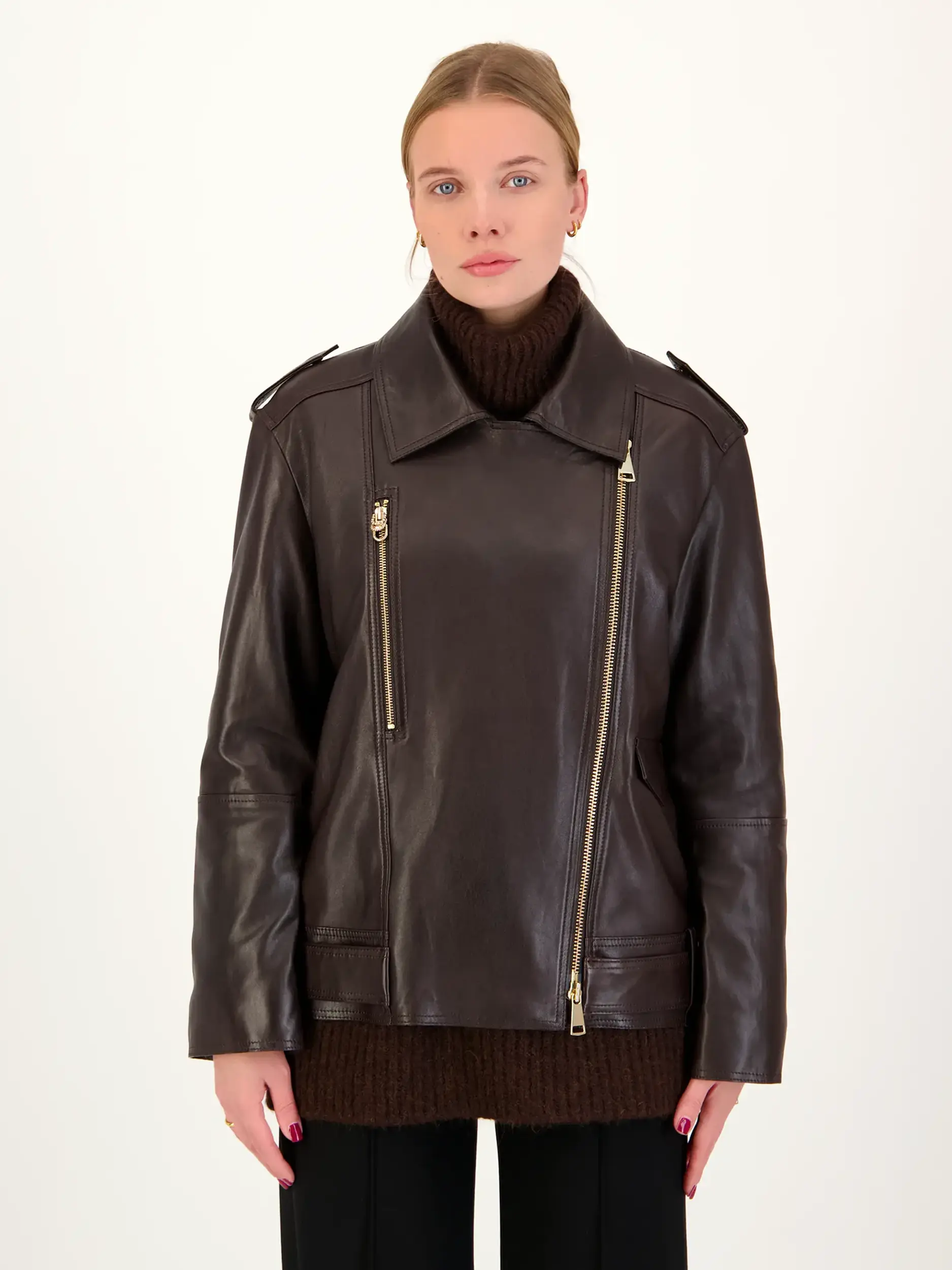 Lederjacke 'Sleek Statement' - Artikel Vorderseite getragen von einem Modell - Farbe: Braun