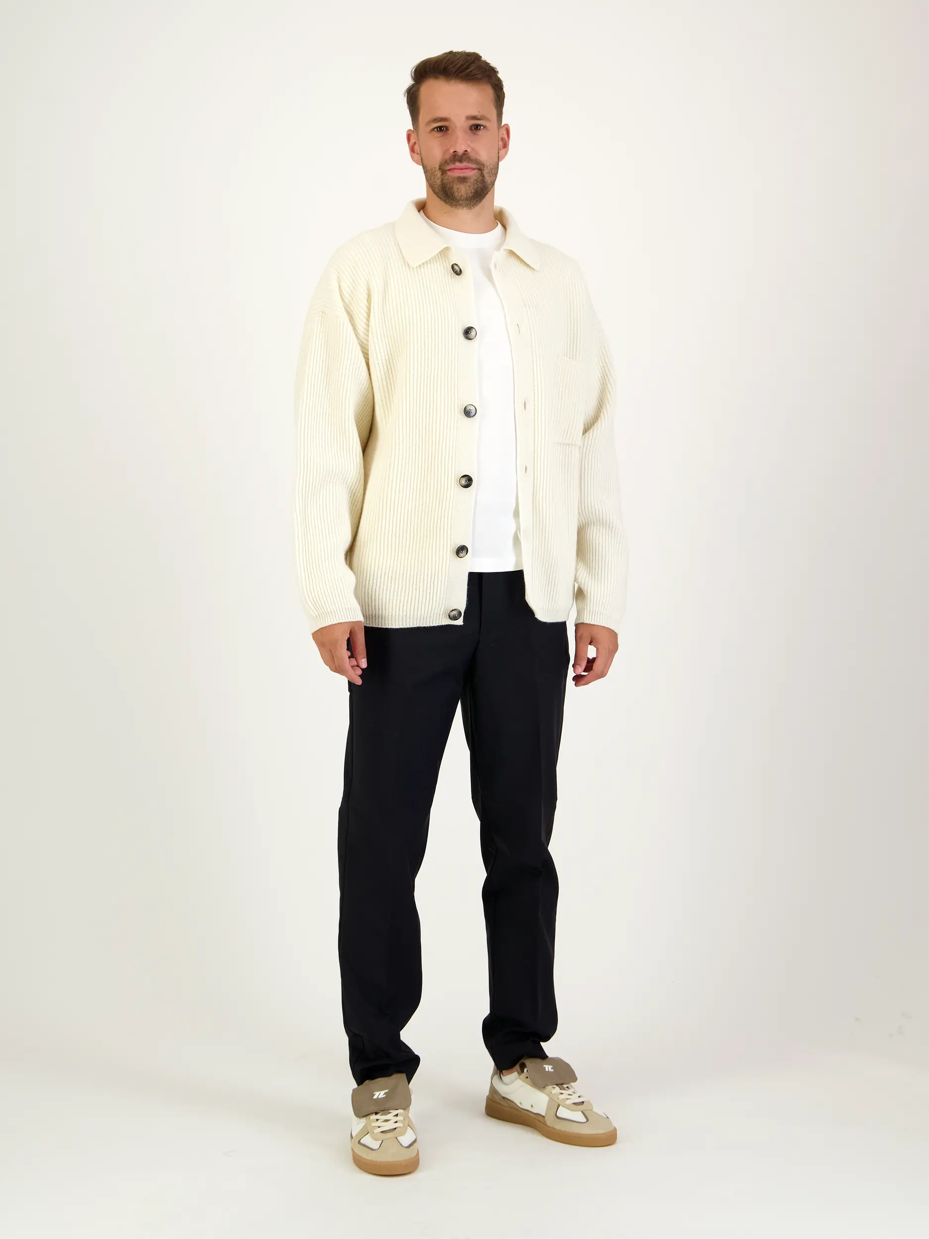 Strickjacke aus Kaschmir-Woll-Mix - Artikel Teil eines Outfits getragen von einem Modell - Farbe: Beige