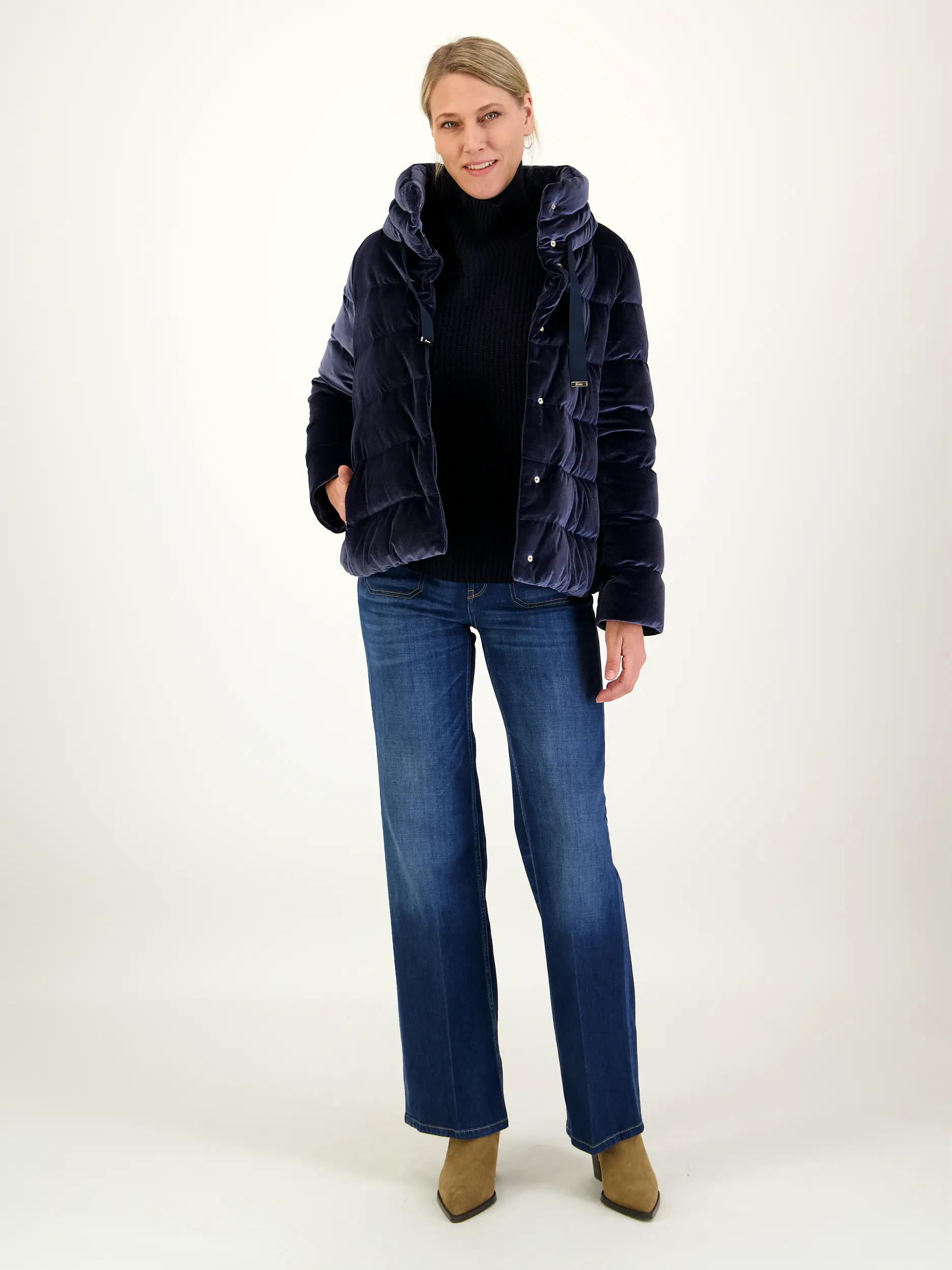 Daunenjacke - Artikel Teil eines Outfits getragen von einem Modell