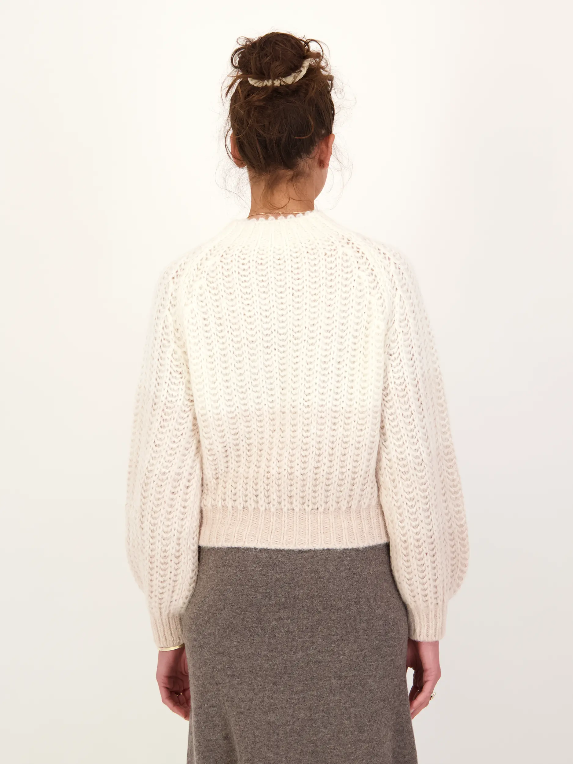 Pullover 'Larelya' aus Alpaka langarm - Artikel Rückseite getragen von einem Modell - Farbe: Creme