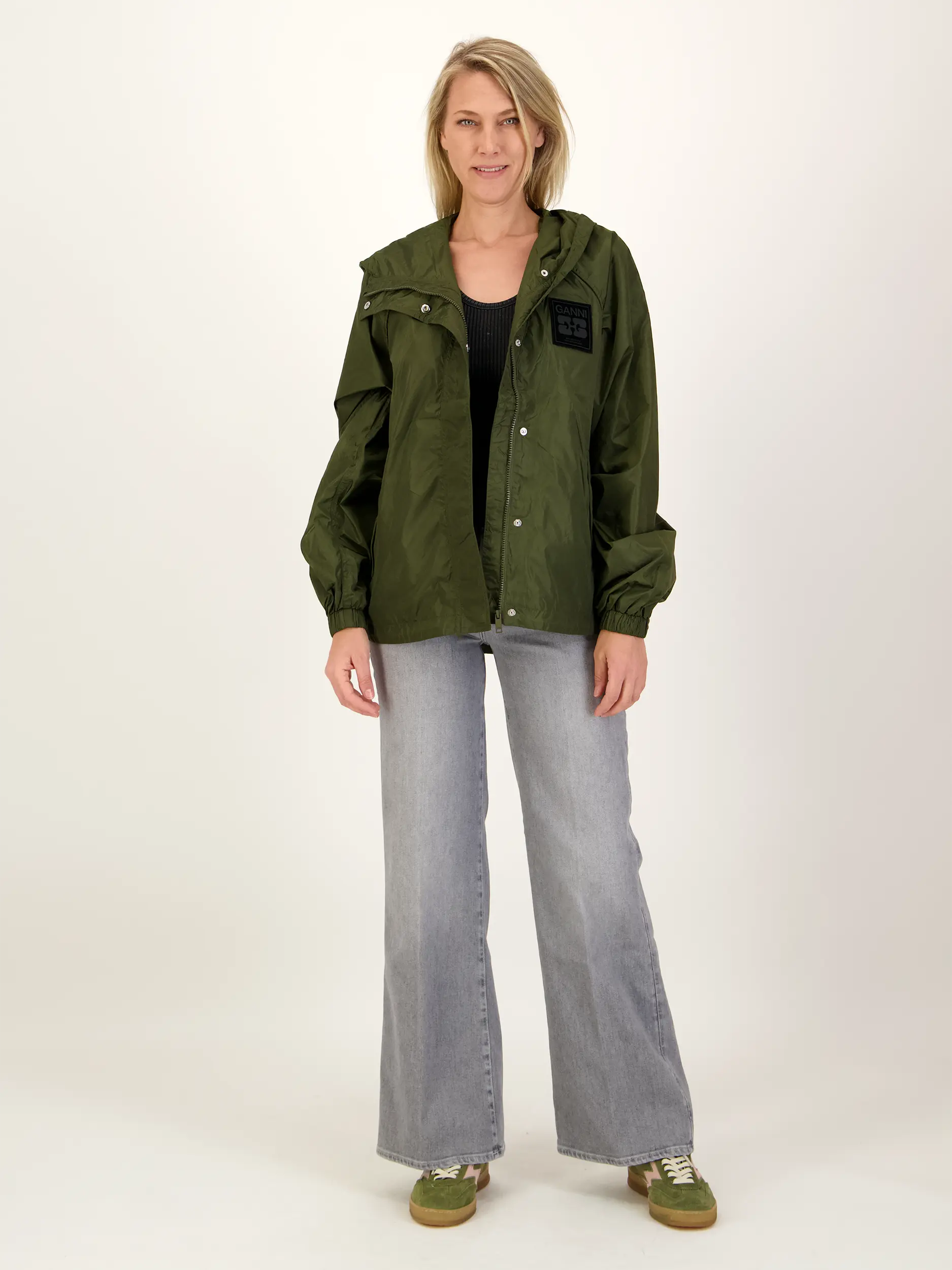 Jacke  - Artikel Teil eines Outfits getragen von einem Modell