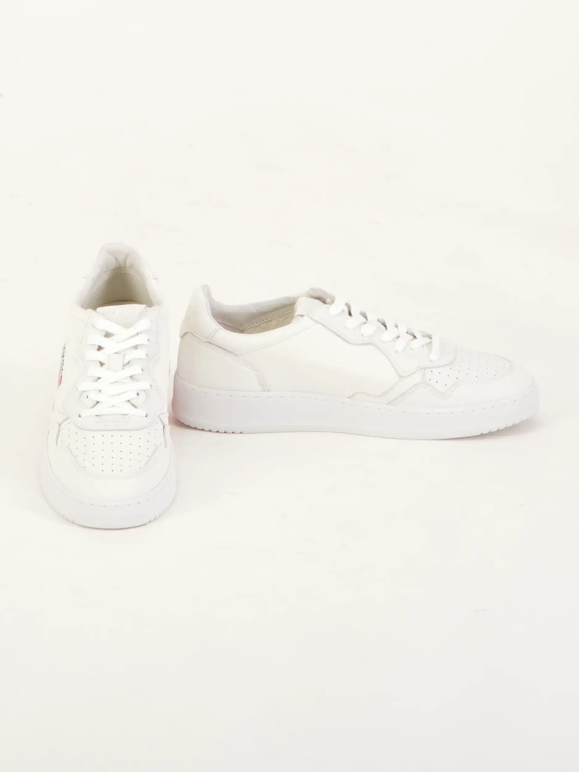 Sneaker 'Medalist' aus Leder - Artikel Vorderseite getragen von einem Modell - Farbe: Weiß