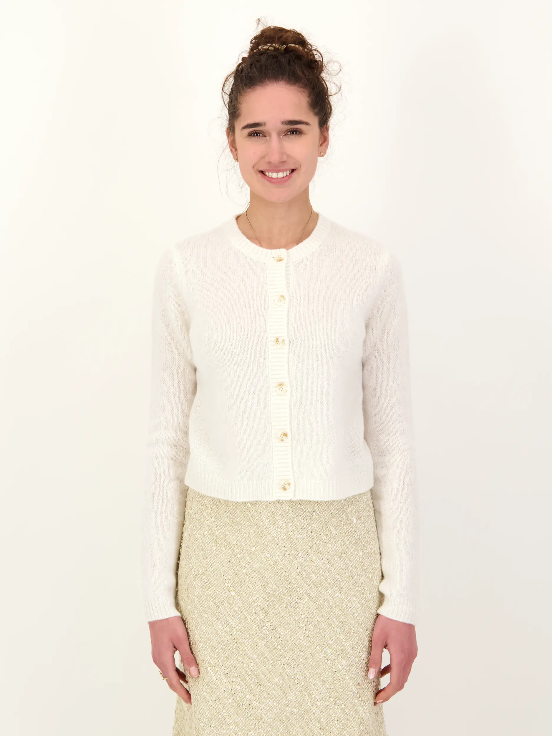 Strickjacke 'Felicia'  - Artikel Vorderseite getragen von einem Modell - Farbe: Creme