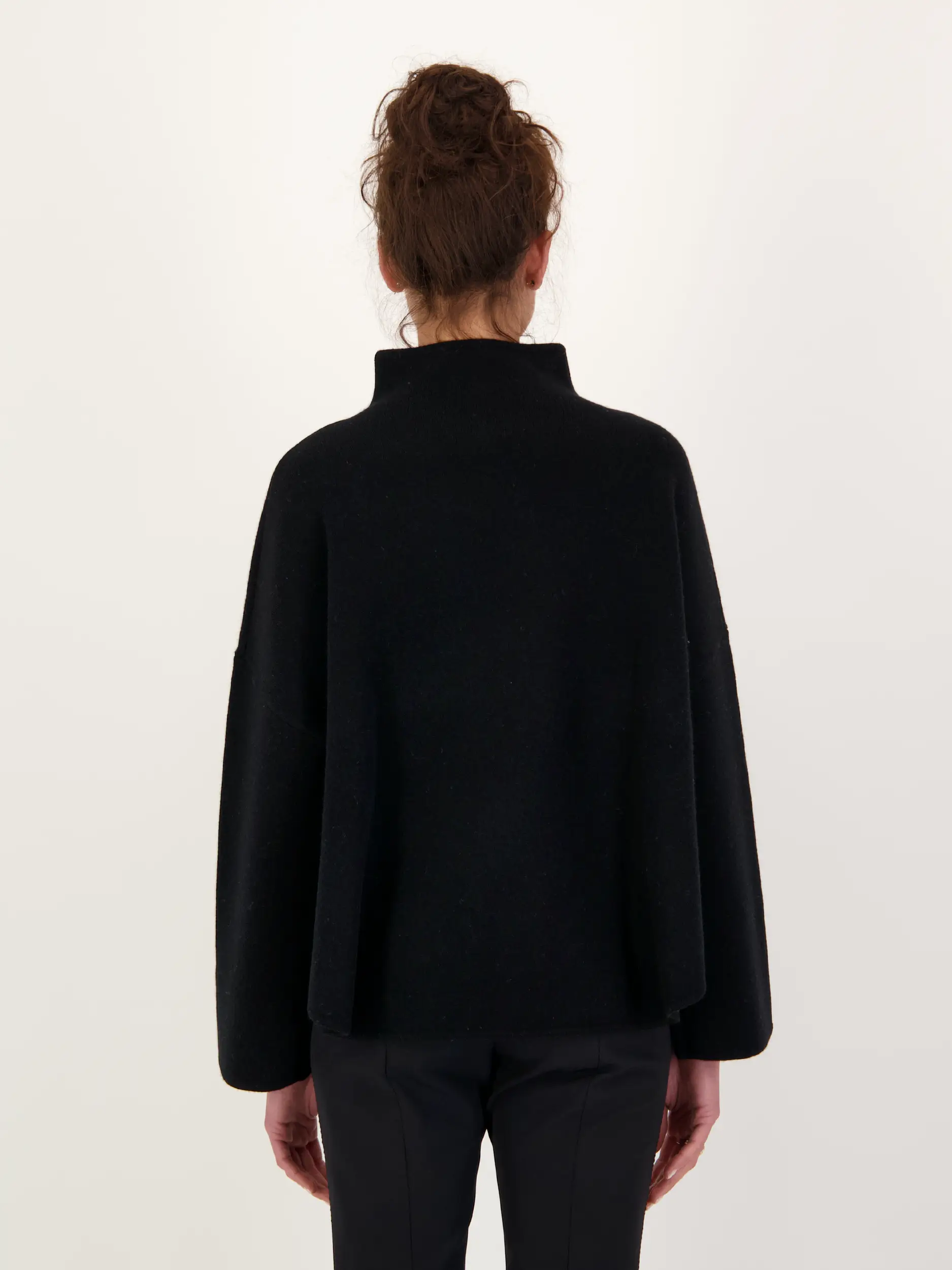 Pullover aus Wolle langarm - Artikel Rückseite getragen von einem Modell - Farbe: Schwarz