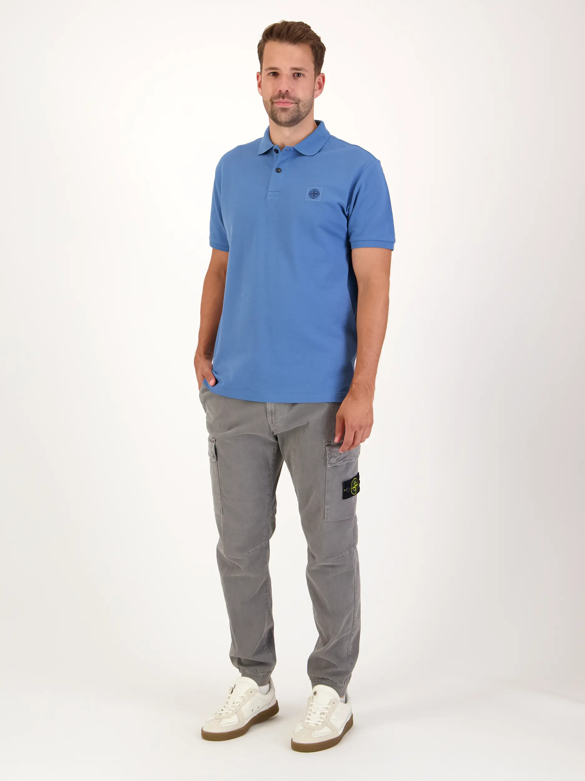 Poloshirt - Artikel Teil eines Outfits getragen von einem Modell - Farbe: Blau