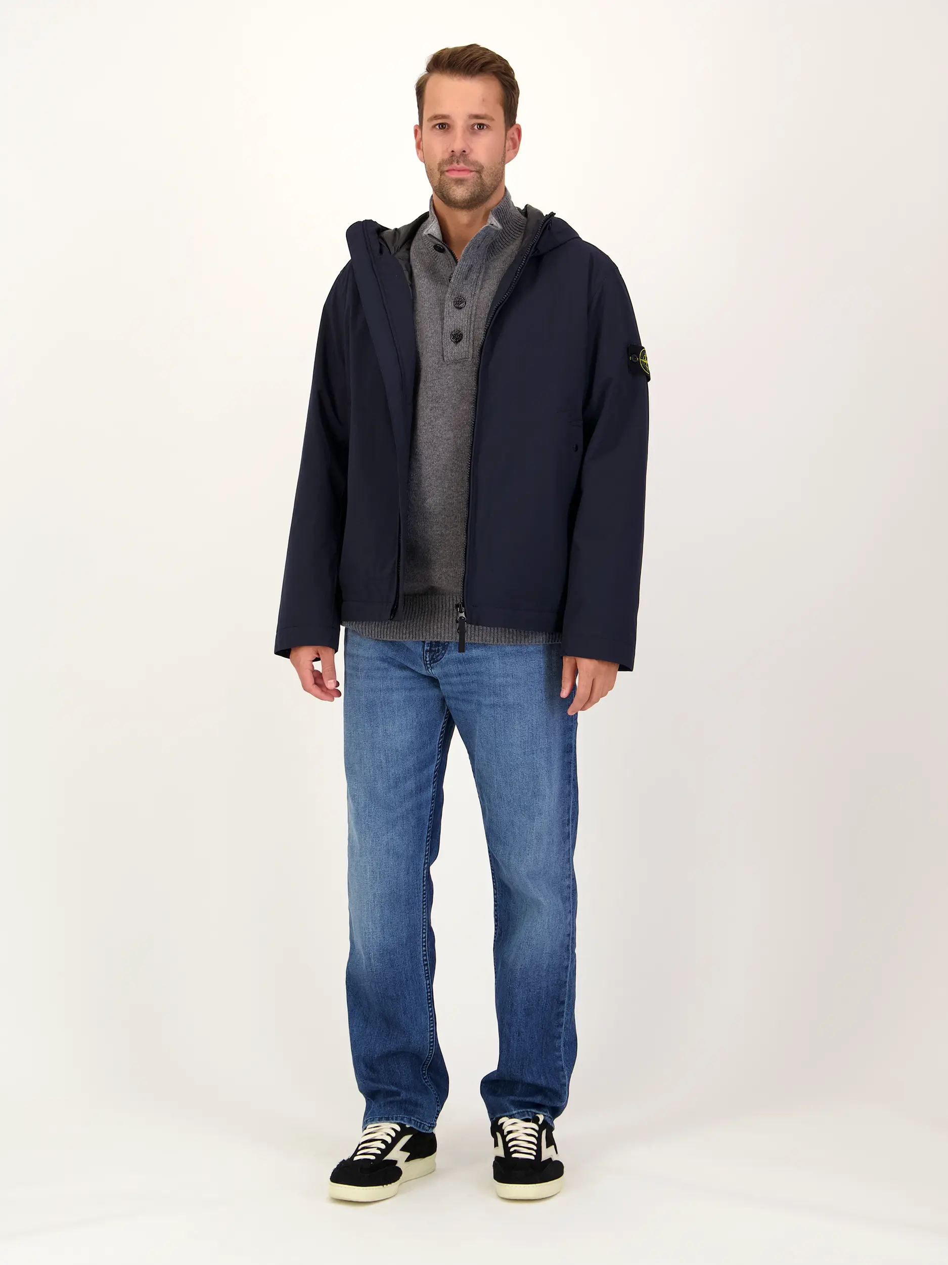 Pullover aus Woll-Mix langarm - Artikel Teil eines Outfits getragen von einem Modell - Farbe: Grau