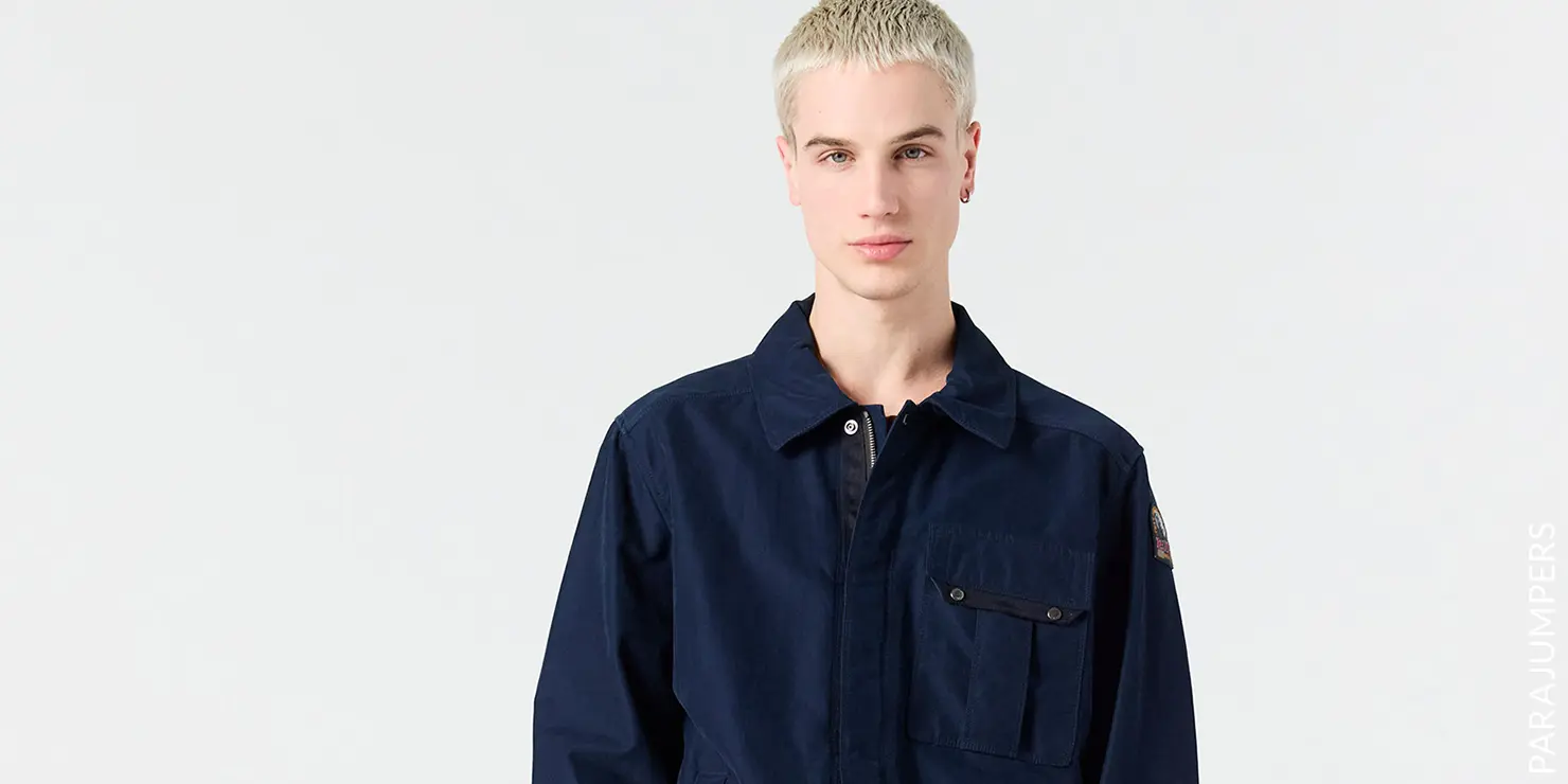 Das Bild zeigt einen Mann der ein dunkelblaues Overshirt von Parajumpers trägt. 