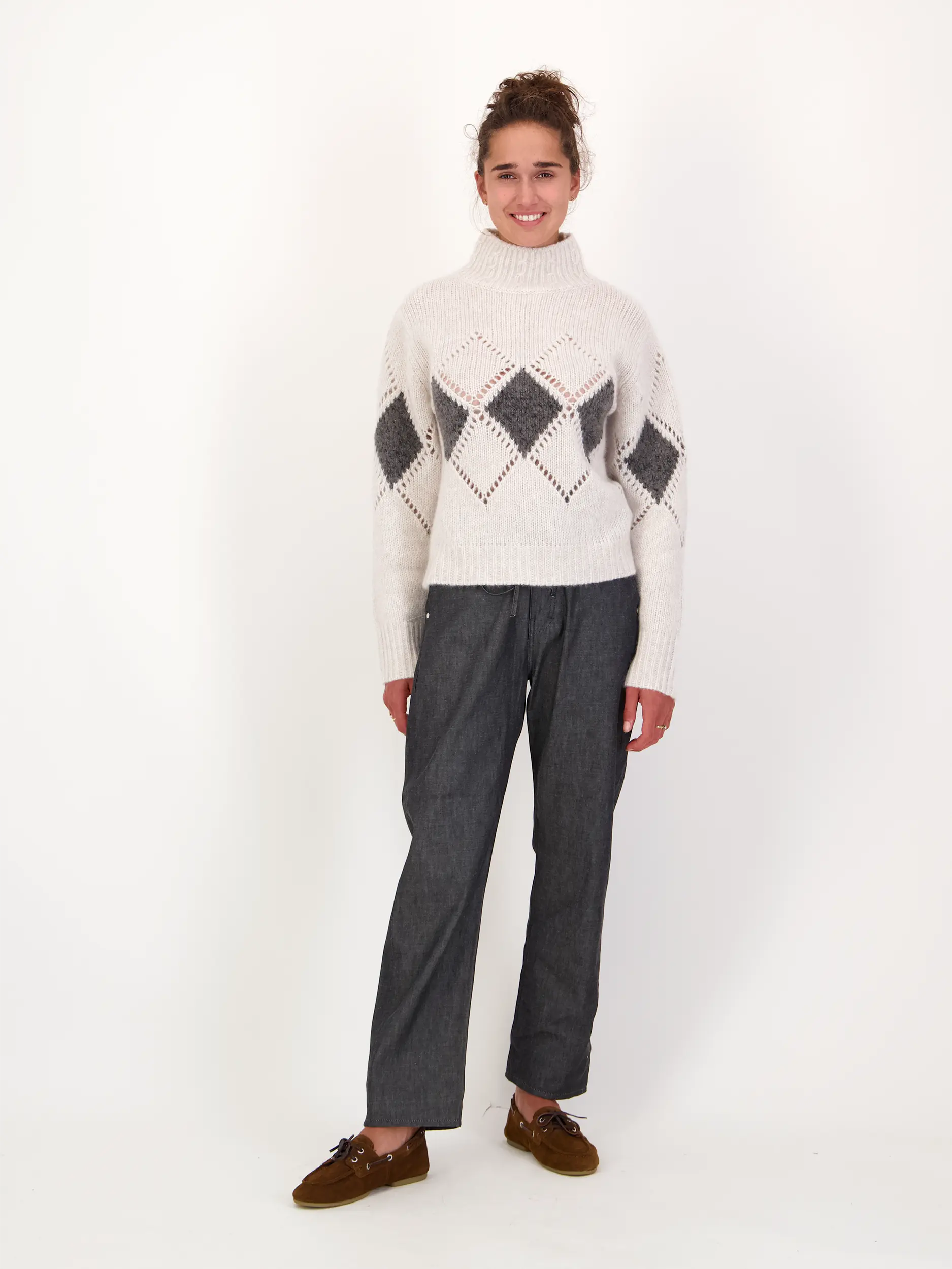 Gemusterter Pullover aus Kaschmir langarm - Artikel Teil eines Outfits getragen von einem Modell - Farbe: Creme
