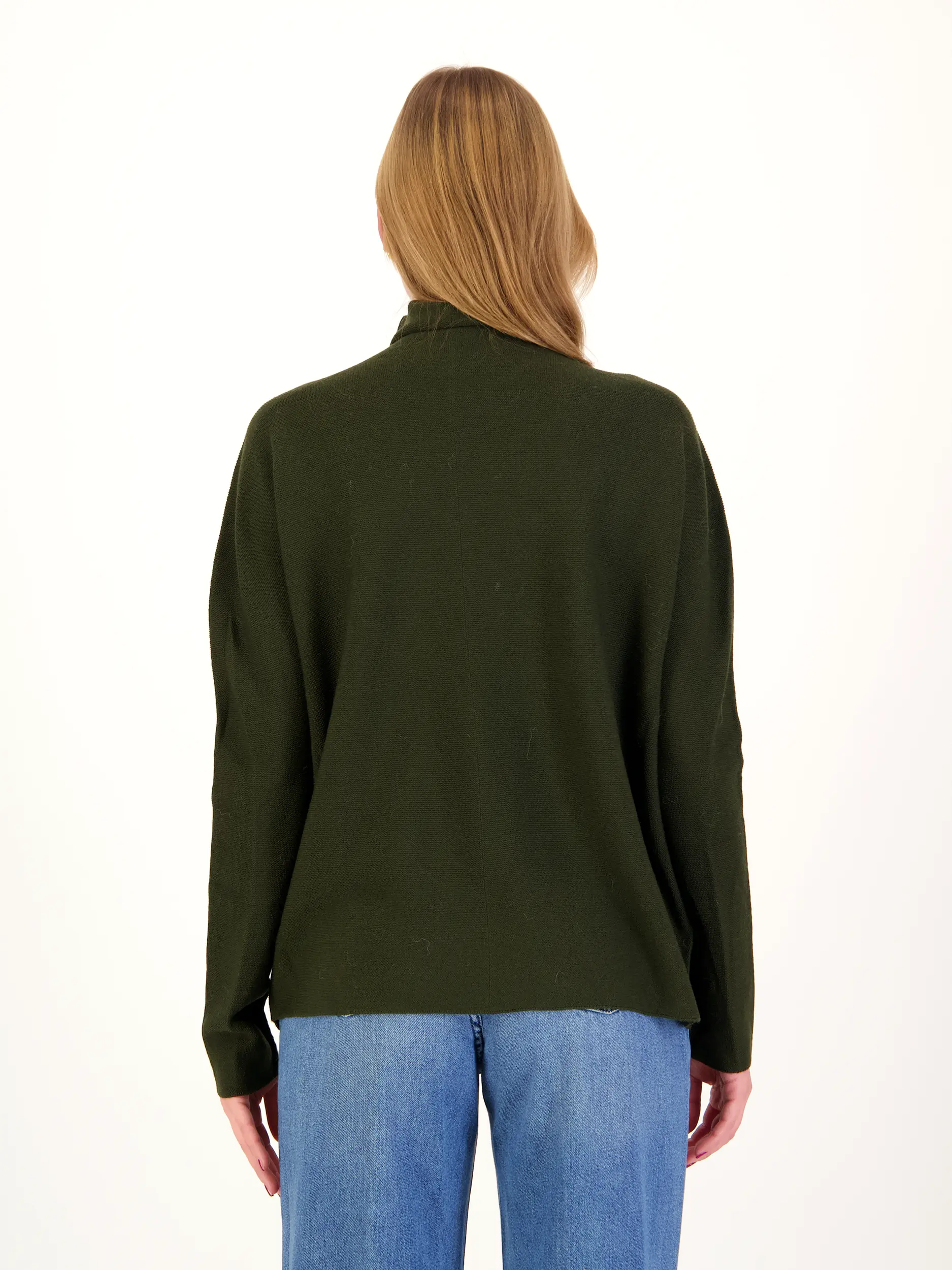 Pullover 'Liora' aus Wolle langarm - Artikel Rückseite getragen von einem Modell - Farbe: Grün