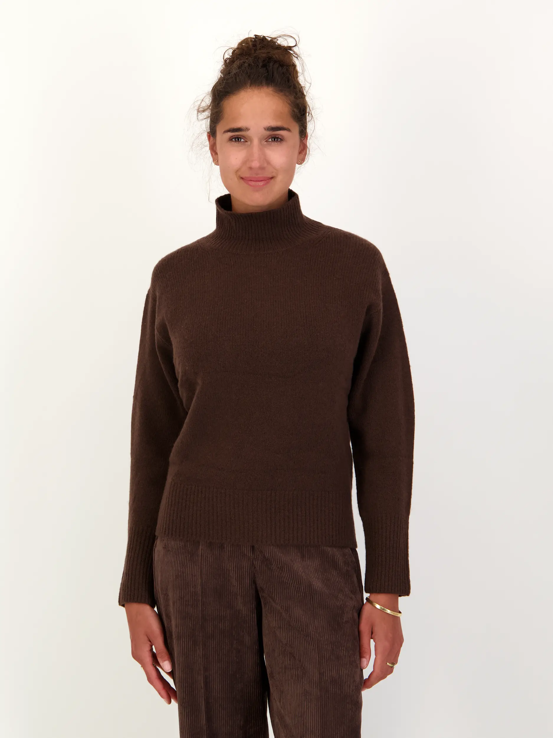 Pullover aus Wolle langarm - Artikel Vorderseite getragen von einem Modell - Farbe: Braun