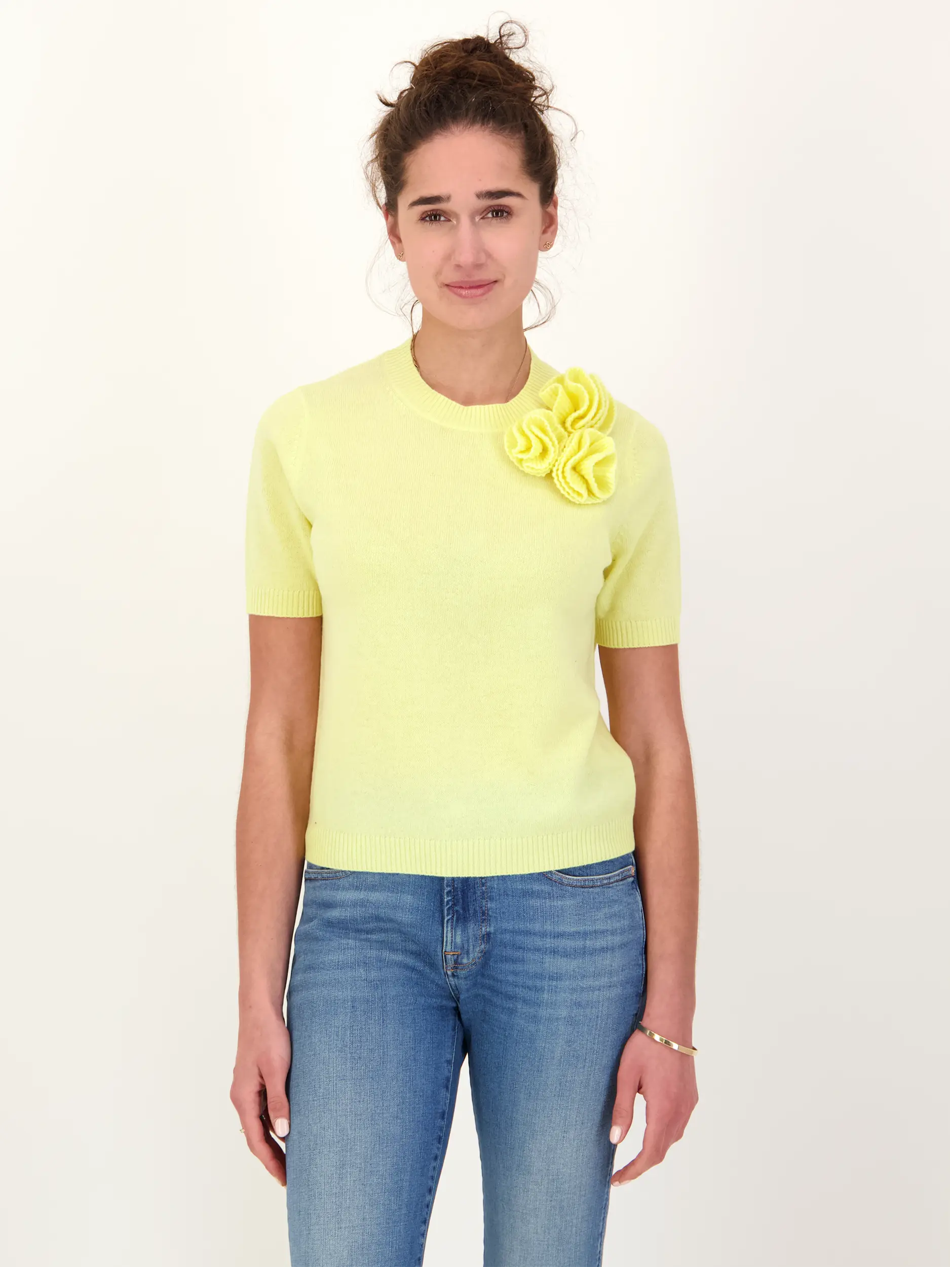 Pullover aus Wolle mit Blumenstickerei kurzarm - Artikel Vorderseite getragen von einem Modell - Farbe: Gelb