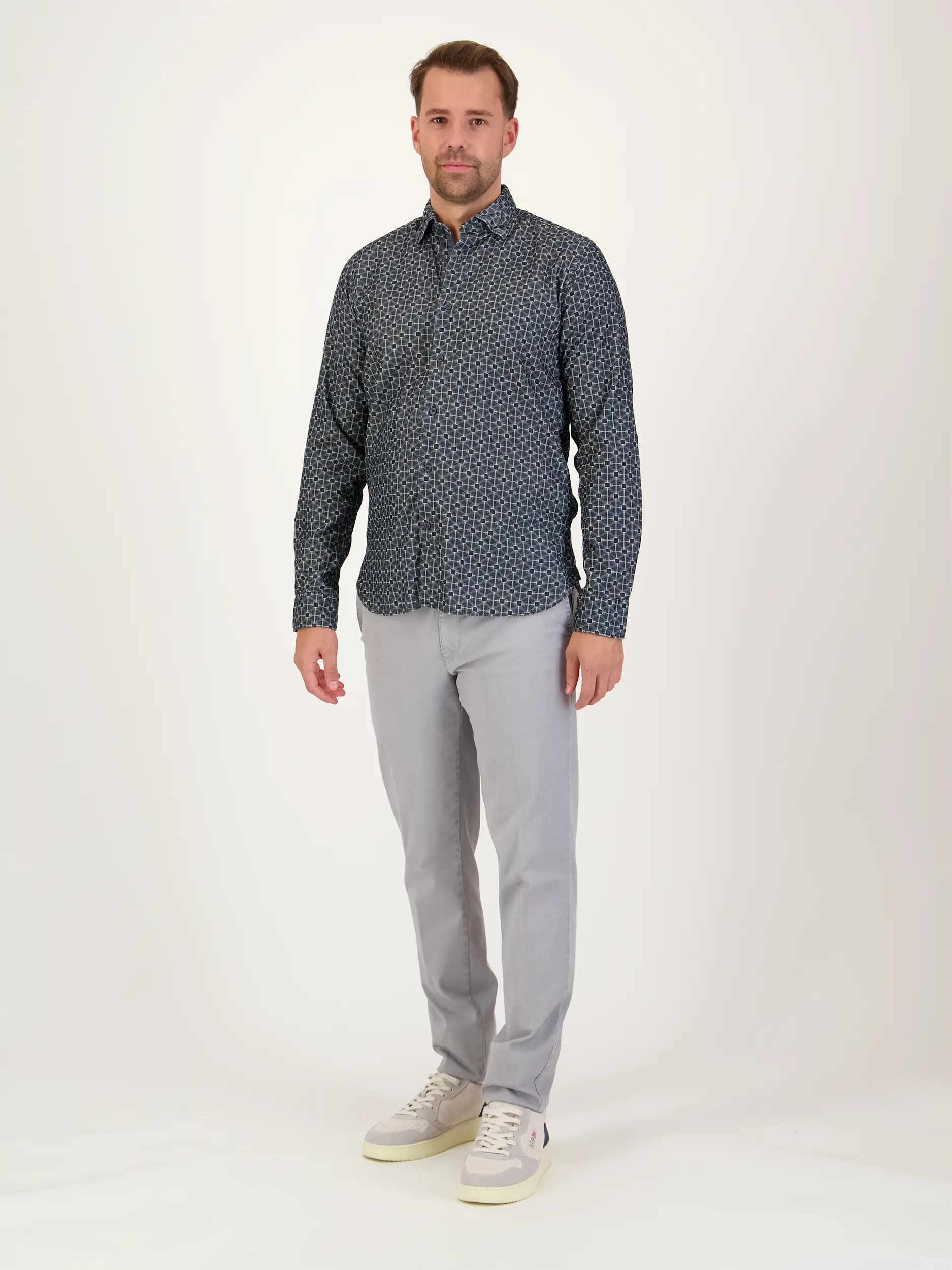 Hemd mit Button-Down-Kragen langarm - Artikel Teil eines Outfits getragen von einem Modell - Farbe: Blau