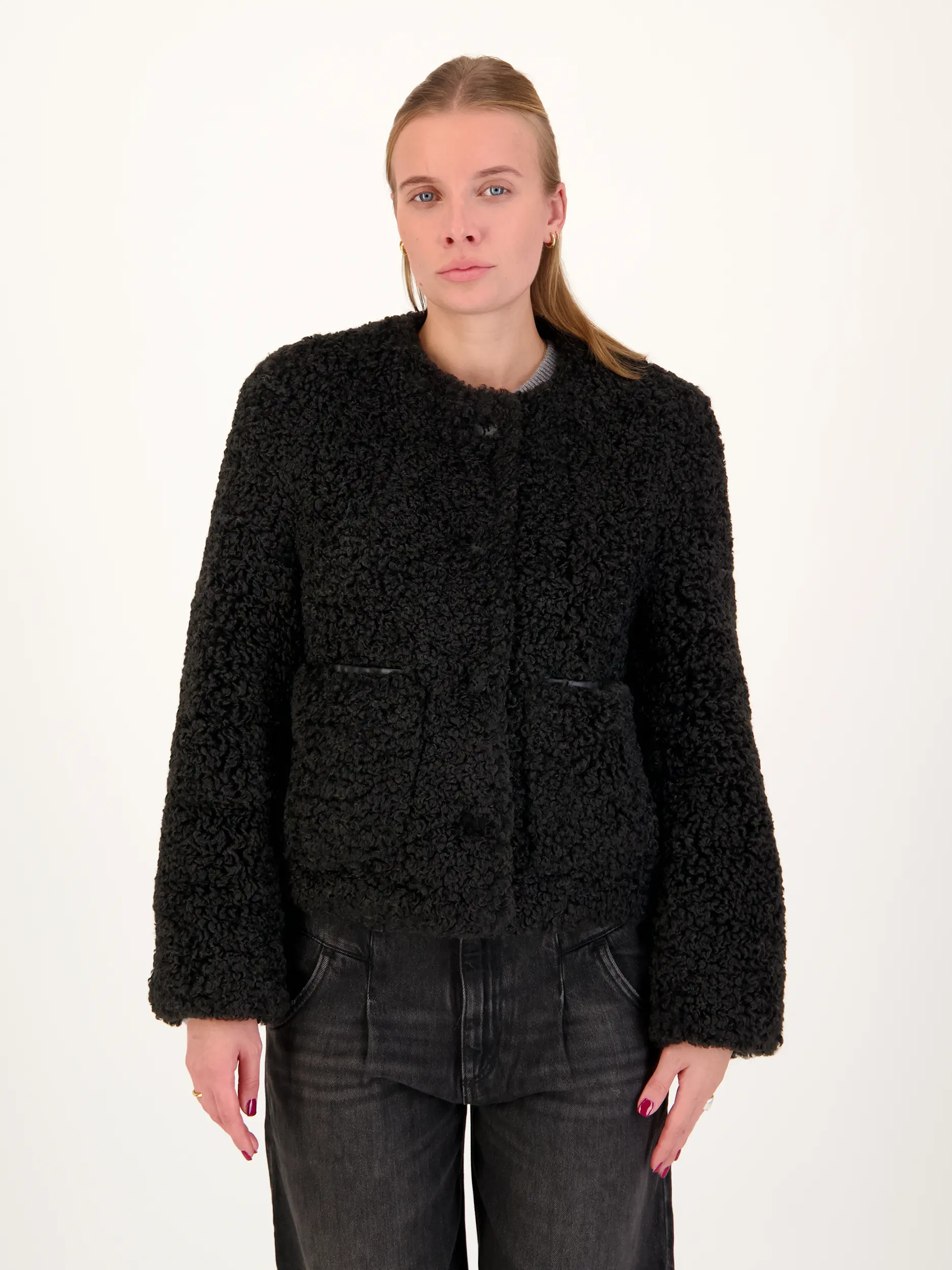 Teddyjacke 'Emilia' - Artikel Vorderseite getragen von einem Modell - Farbe: Schwarz