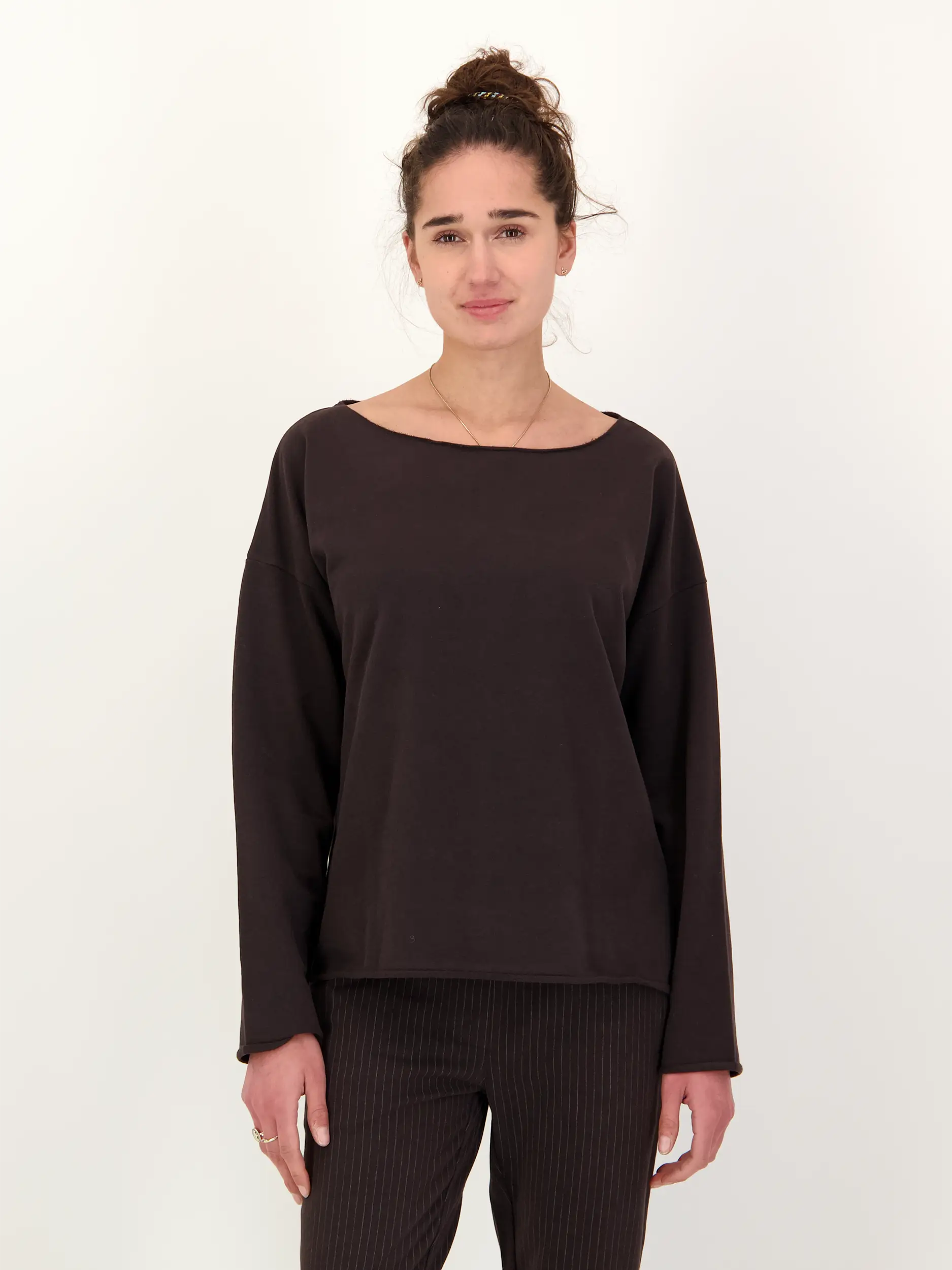 Sweatshirt 'Judi' - Artikel Vorderseite getragen von einem Modell - Farbe: Braun