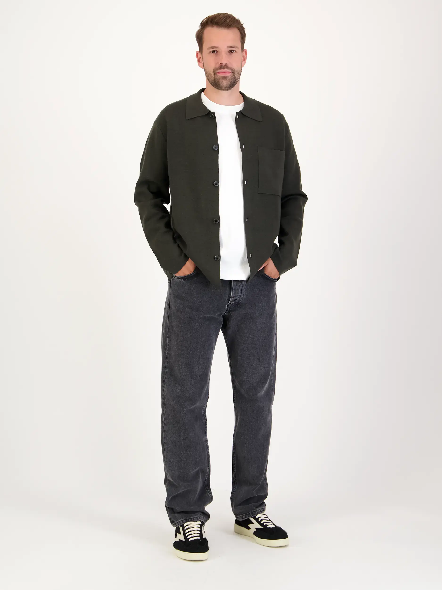 Strickjacke 'Jonas' - Artikel Teil eines Outfits getragen von einem Modell - Farbe: Grün