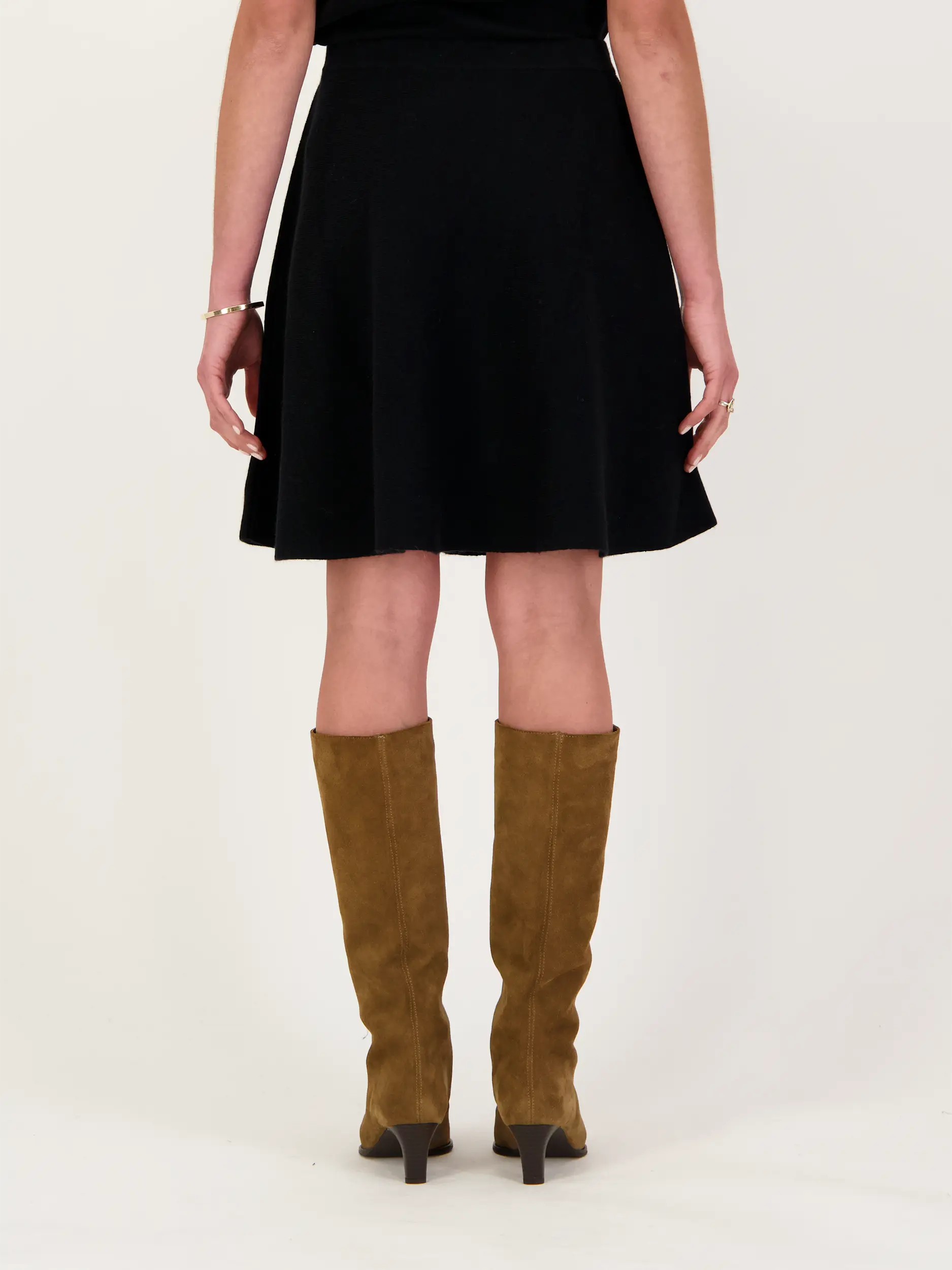 Mini Wollrock - Artikel Rückseite getragen von einem Modell - Farbe: Schwarz