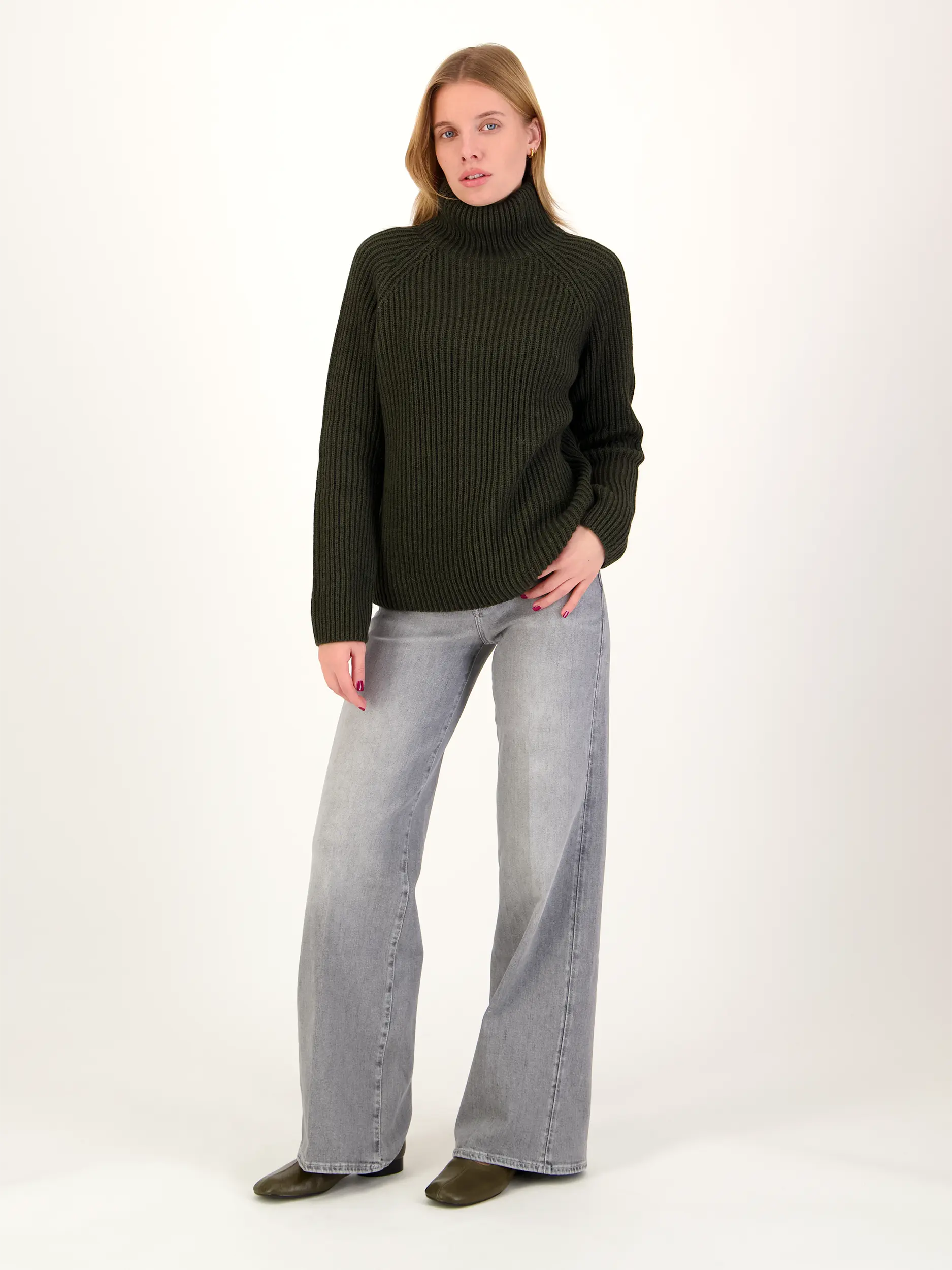 Pullover 'Arwen' - Artikel Teil eines Outfits getragen von einem Modell - Farbe: Grün