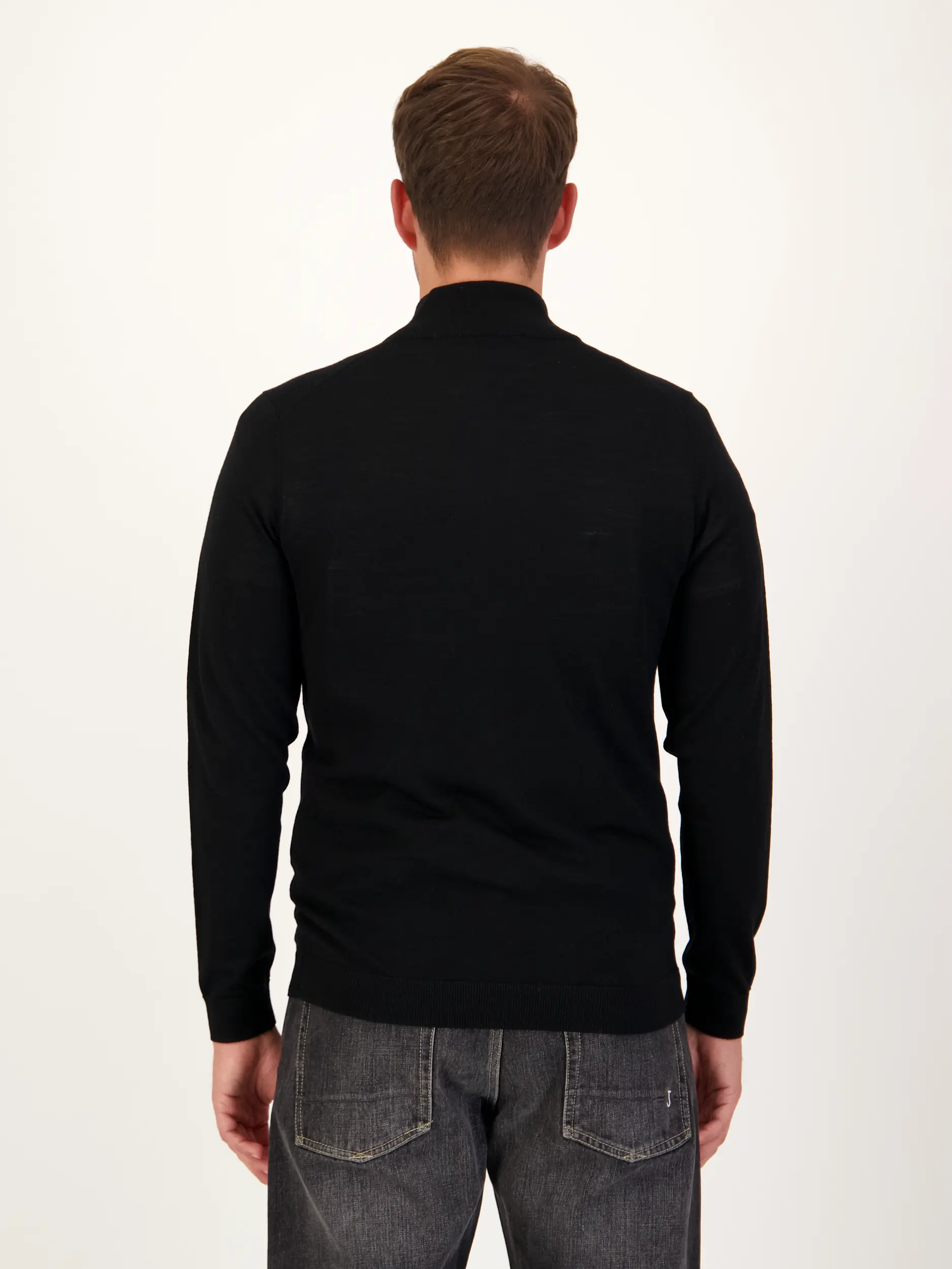 Strickjacke 'Capri' aus Merinowolle - Artikel Rückseite getragen von einem Modell - Farbe: Schwarz
