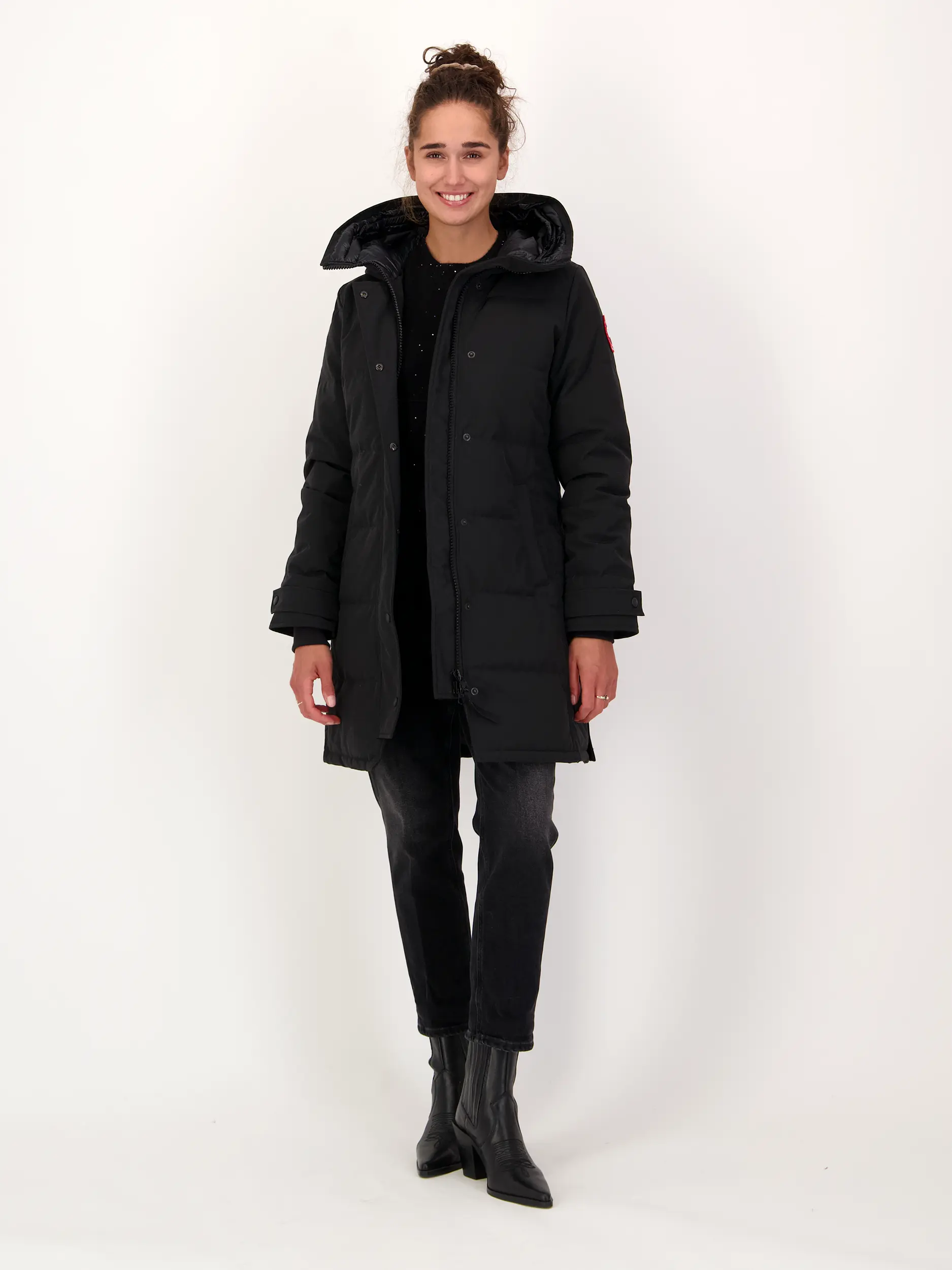 Kurzmantel 'Shelburne Parka' - Artikel Teil eines Outfits getragen von einem Modell - Farbe: Schwarz