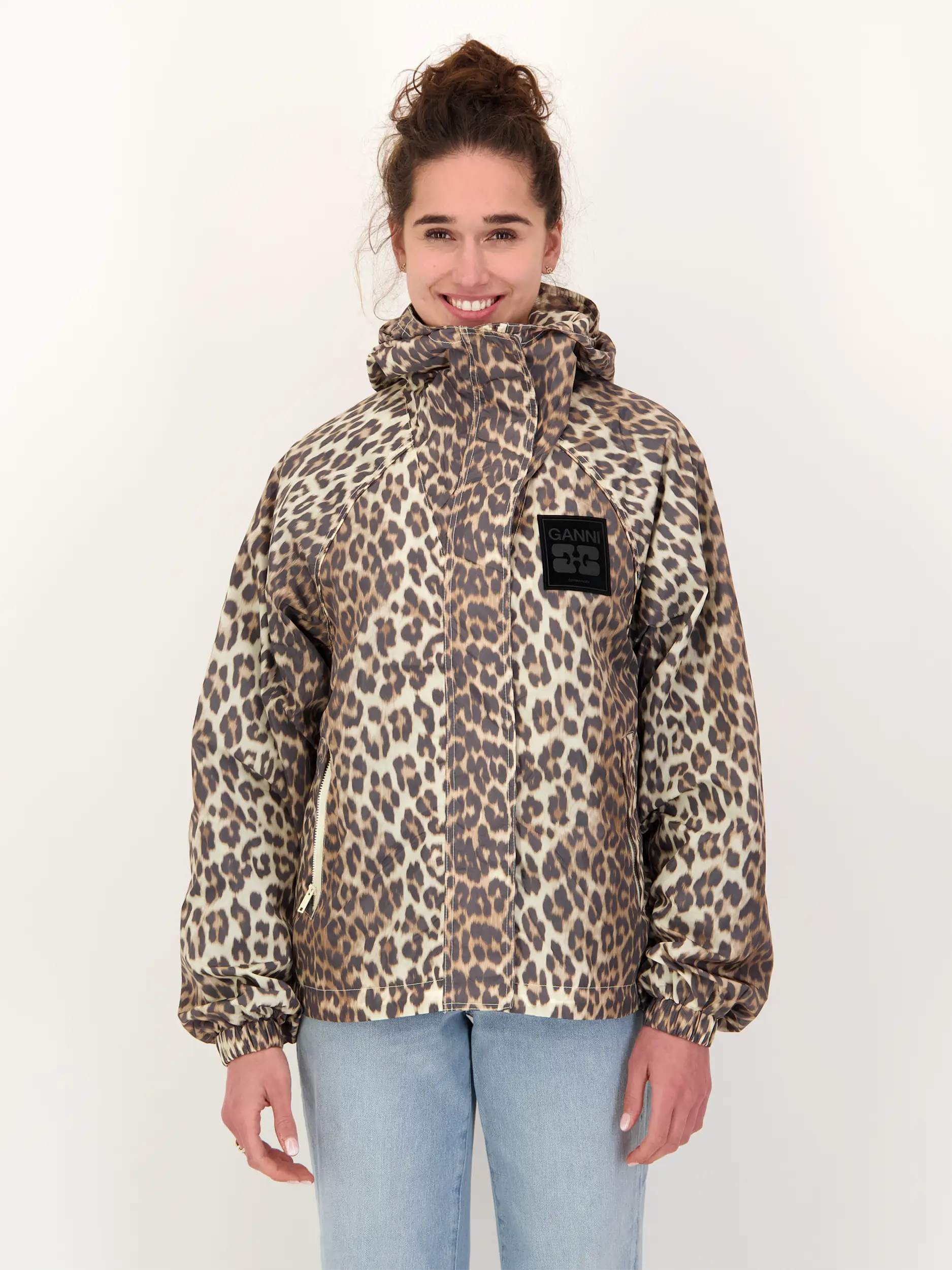 Jacke mit Leoprint - Artikel Vorderseite getragen von einem Modell - Farbe: Braun