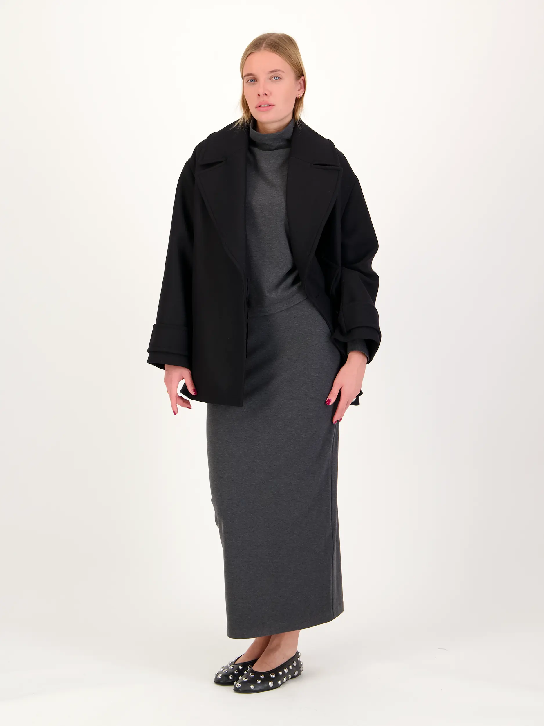 Maxirock 'Vonica'  - Artikel Teil eines Outfits getragen von einem Modell - Farbe: Grau