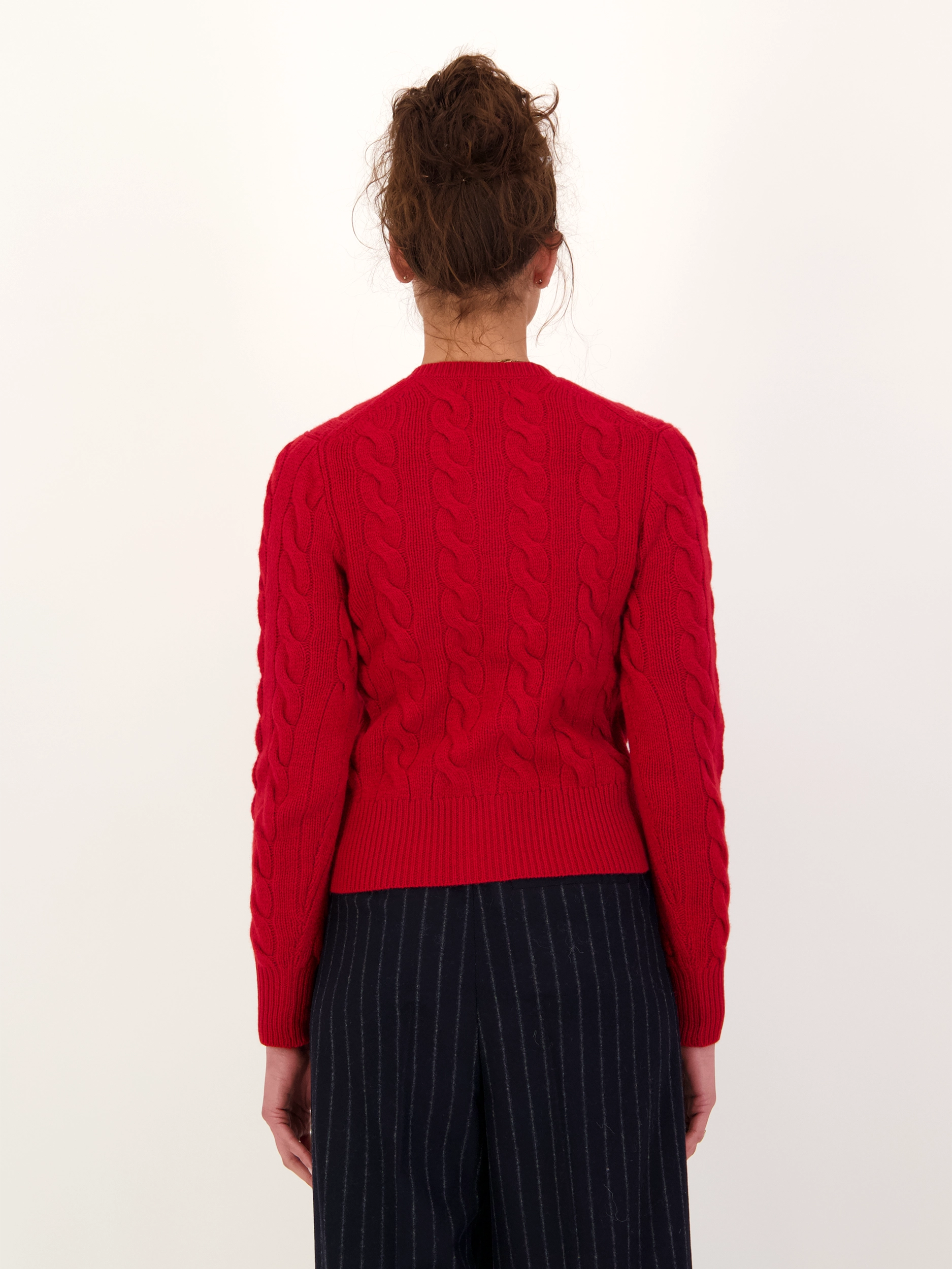 Strickjacke mit Zopfmuster  - Artikel Rückseite getragen von einem Modell - Farbe: Rot