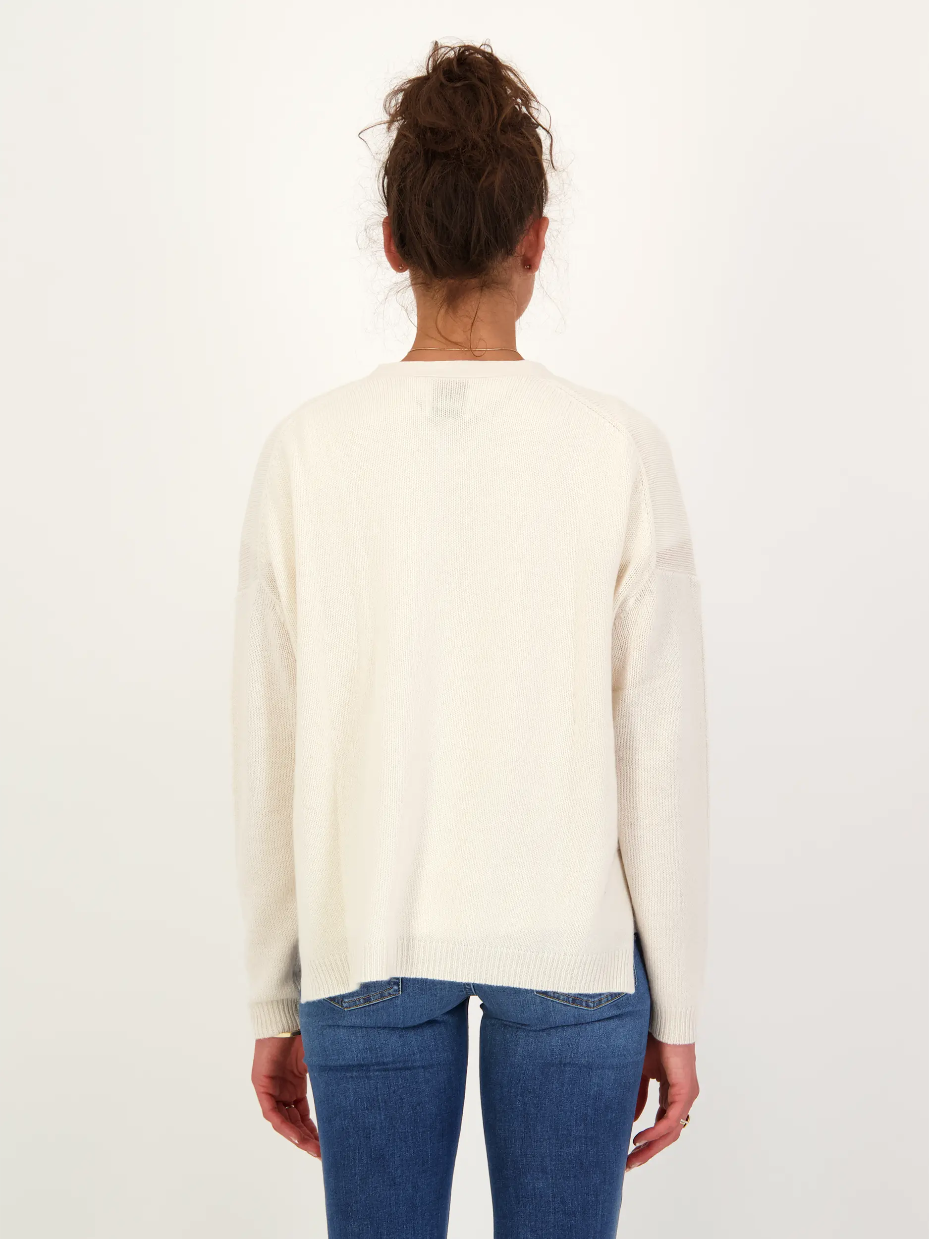 Strickjacke aus Kaschmir - Artikel Rückseite getragen von einem Modell - Farbe: Creme