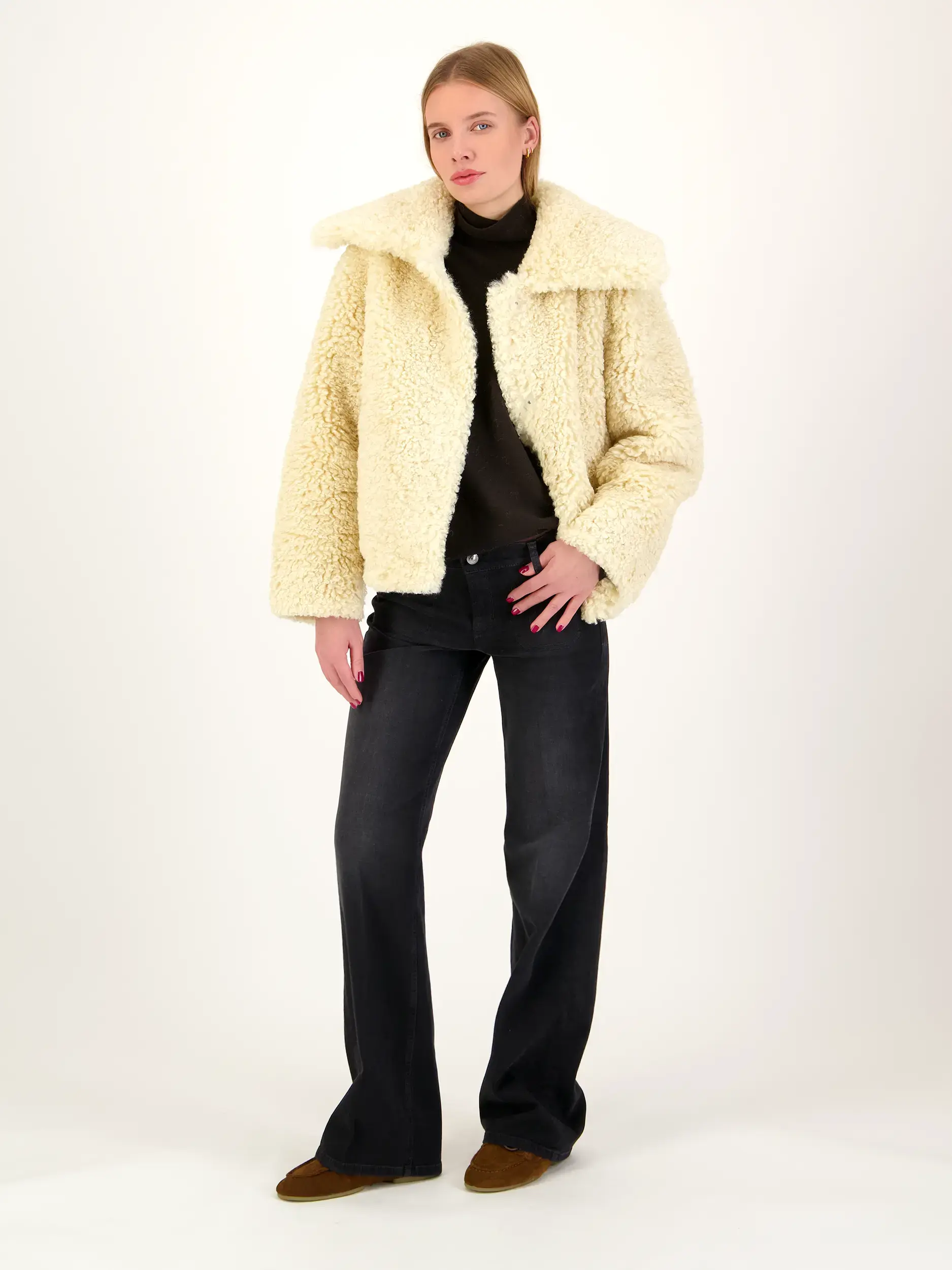 Low Rise Straight Leg Jeans 'Tess'  - Artikel Teil eines Outfits getragen von einem Modell - Farbe: Schwarz