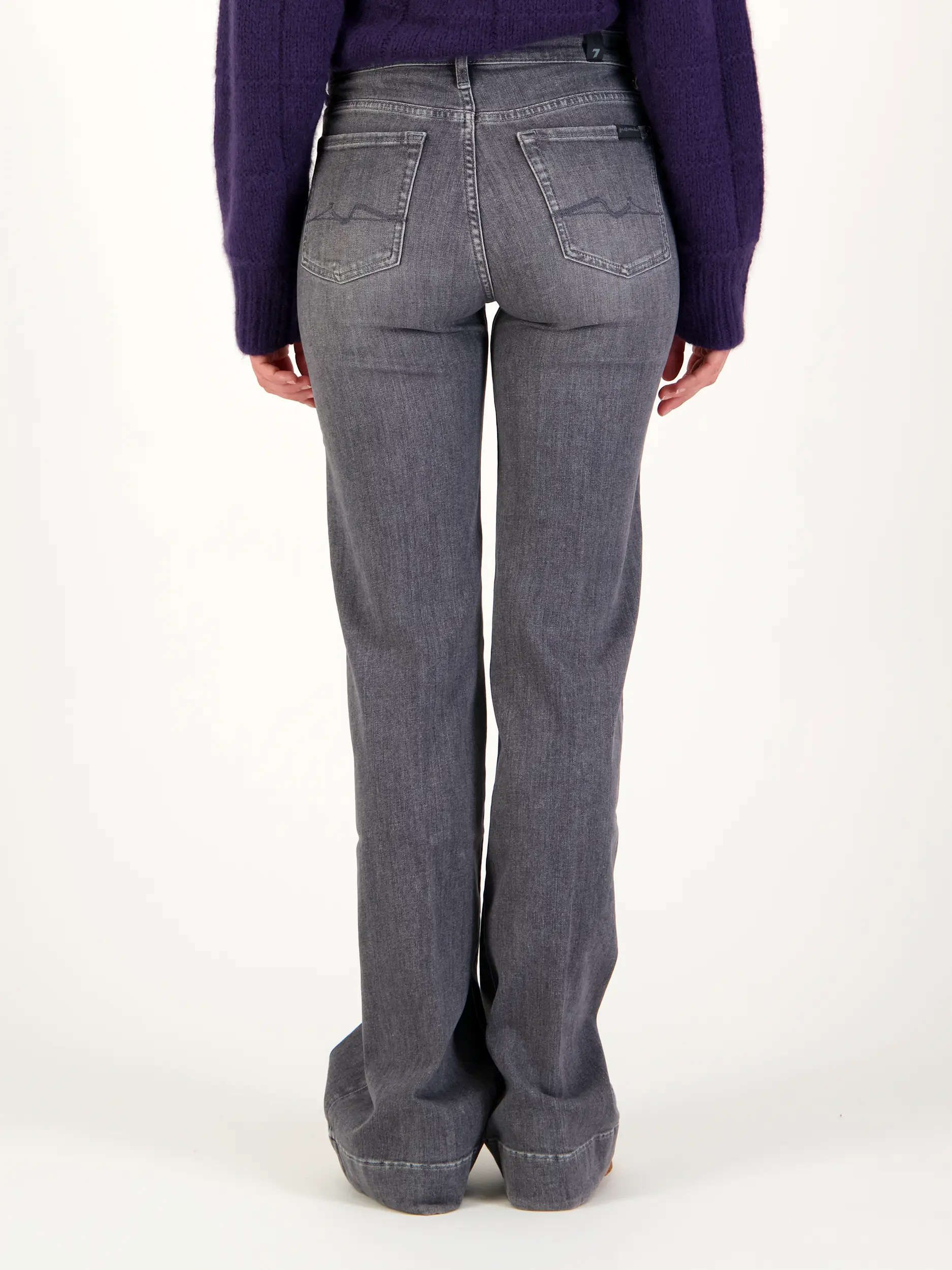 High Rise Flared Leg Jeans 'Modern Dojo' - Artikel Rückseite getragen von einem Modell