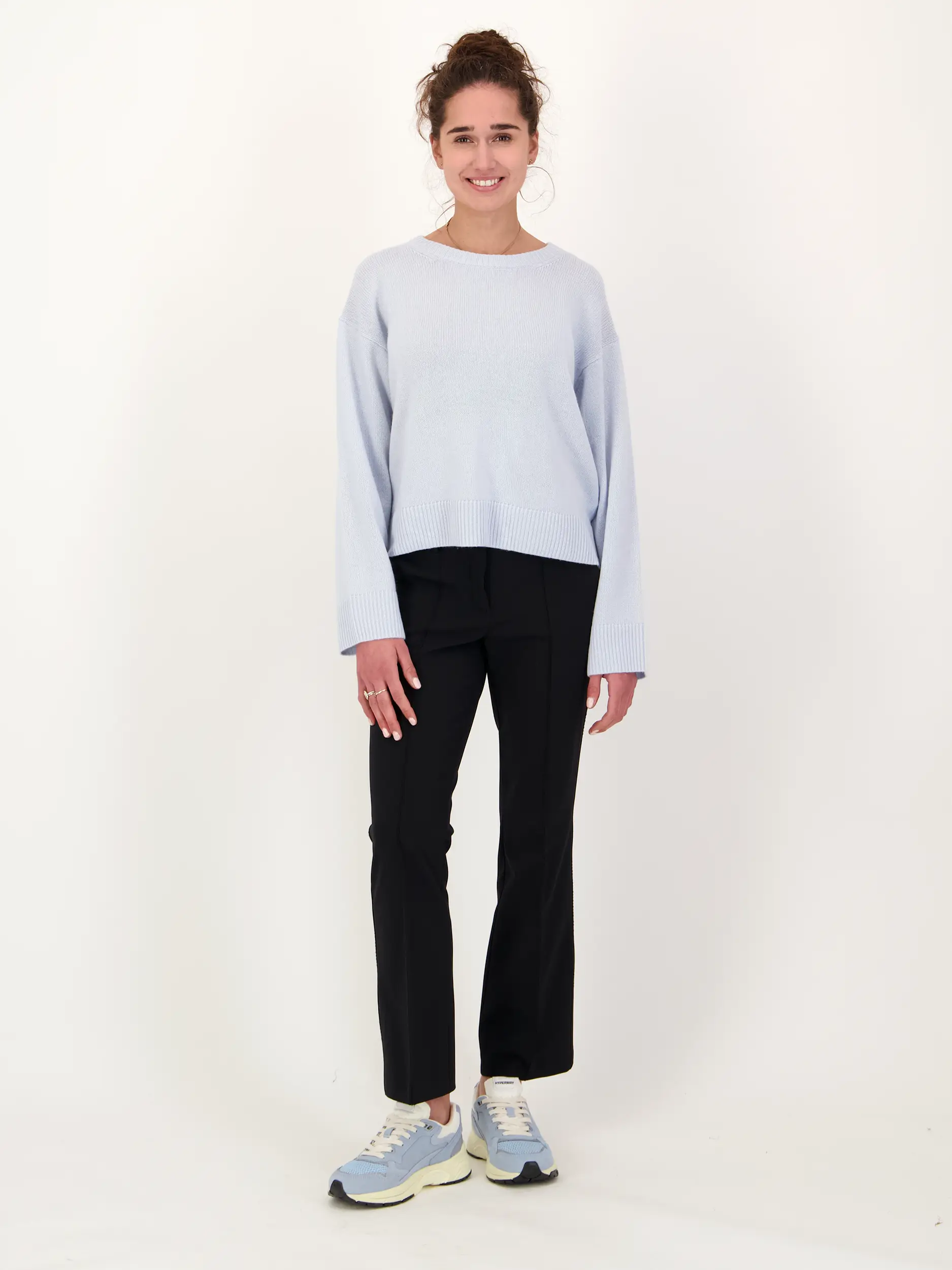 Pullover aus Kaschmir langarm - Artikel Teil eines Outfits getragen von einem Modell - Farbe: Blau