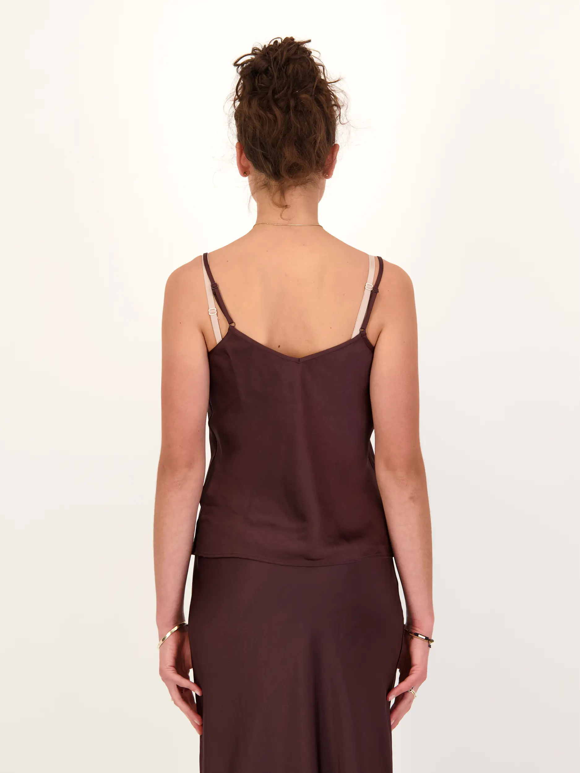 Satin-Top 'Sasharon' - Artikel Rückseite getragen von einem Modell - Farbe: Braun