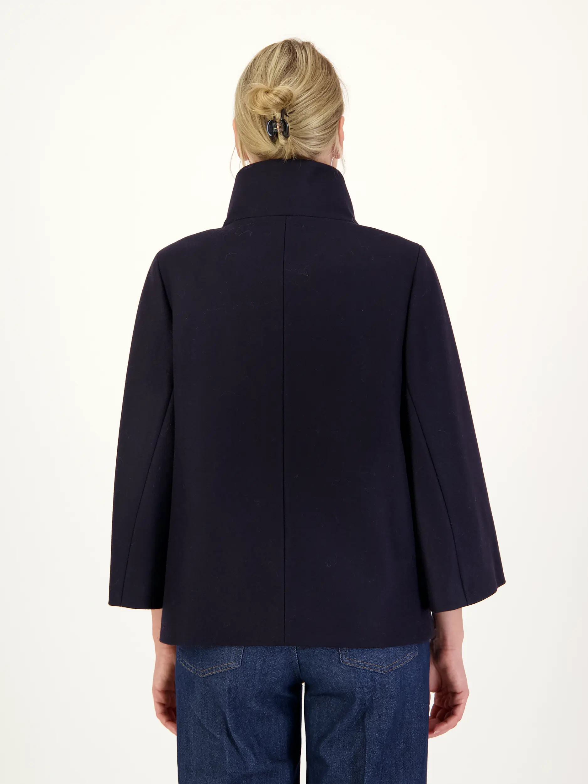Wolljacke  - Artikel Rückseite getragen von einem Modell - Farbe: Blau