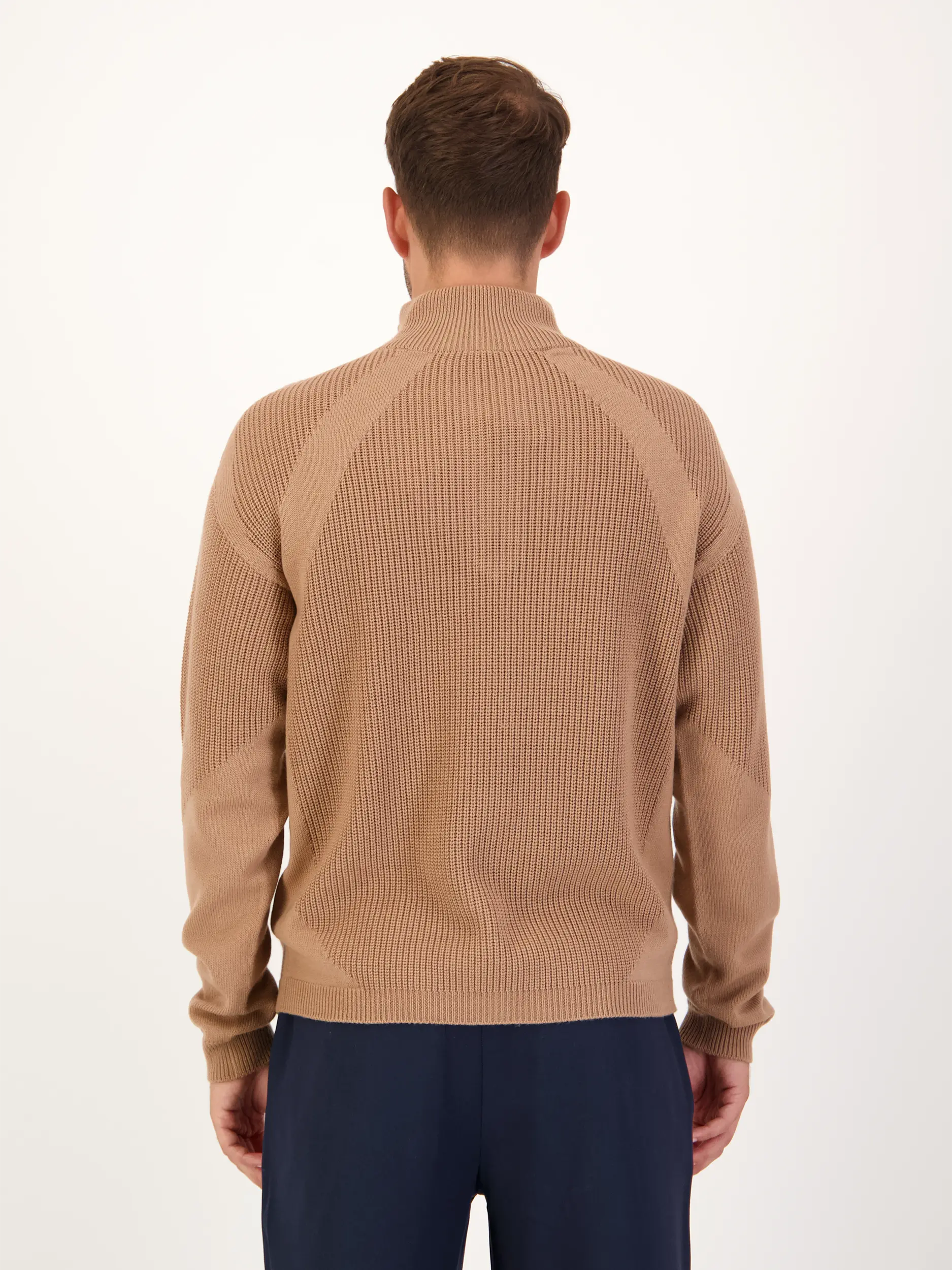 Pullover 'Flint' aus Woll-Mix langarm - Artikel Rückseite getragen von einem Modell - Farbe: Braun