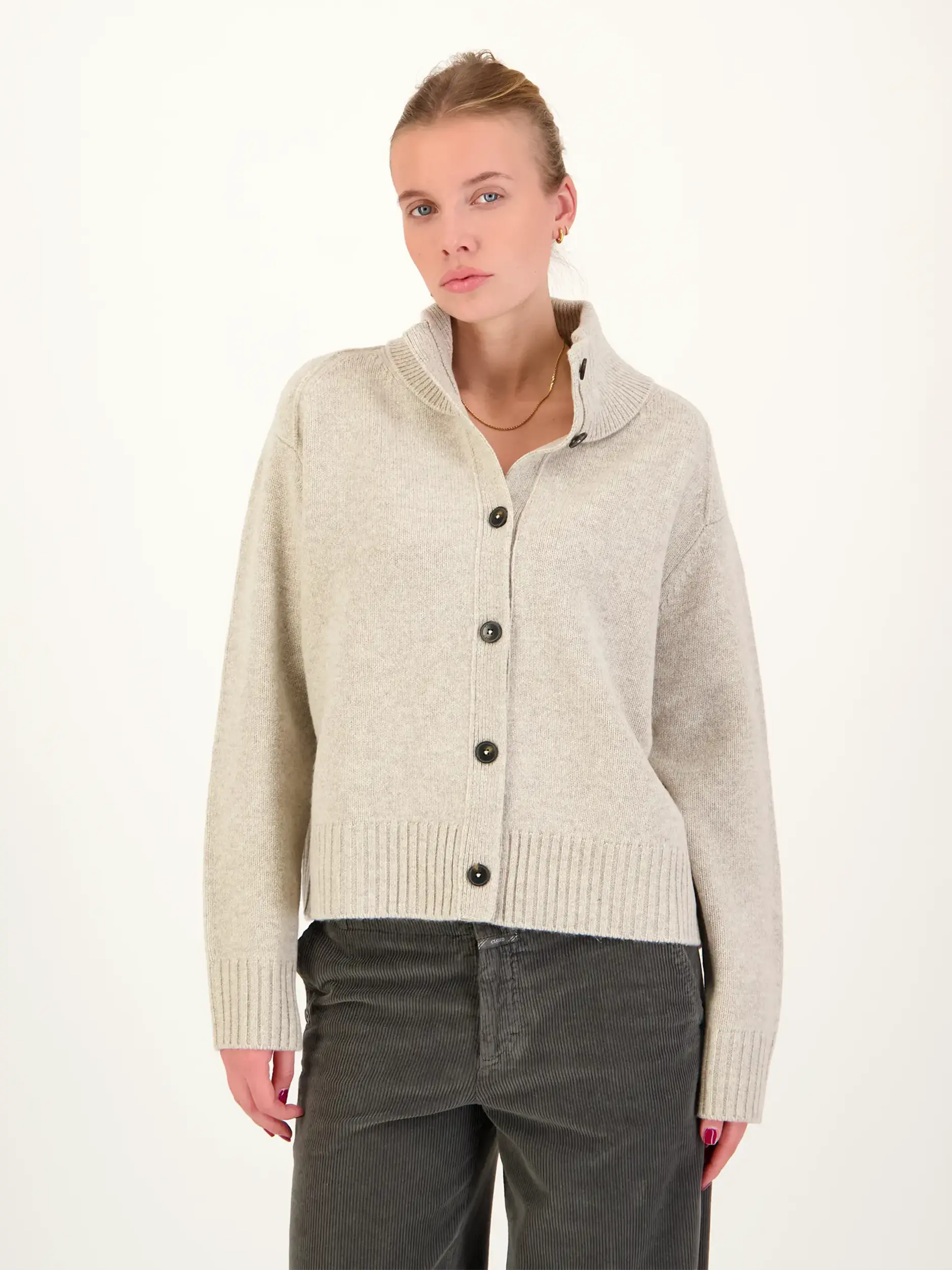 Strickjacke aus Wolle - Artikel Vorderseite getragen von einem Modell - Farbe: Beige