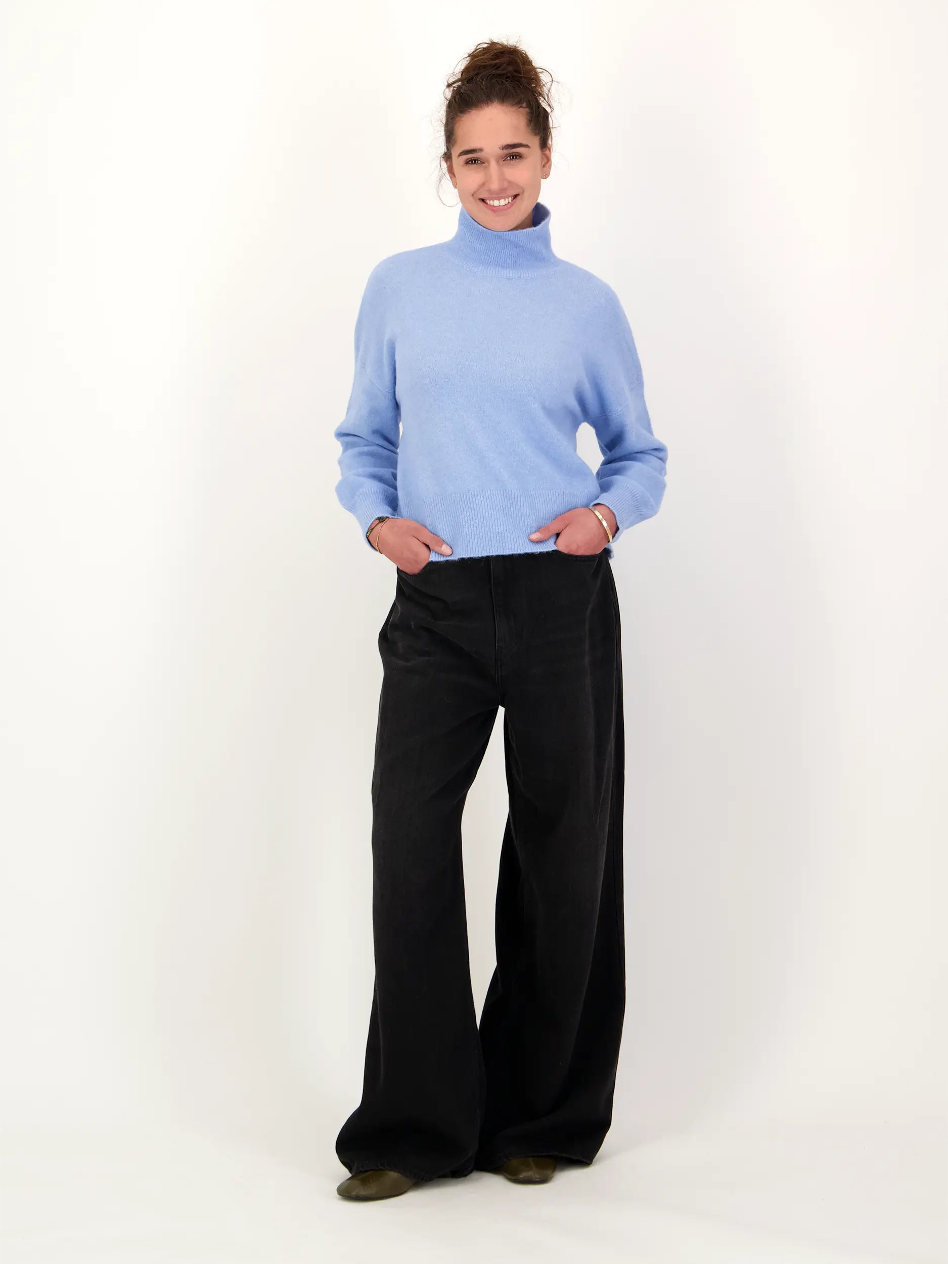 Pullover 'Nola' - Artikel Teil eines Outfits getragen von einem Modell - Farbe: Blau