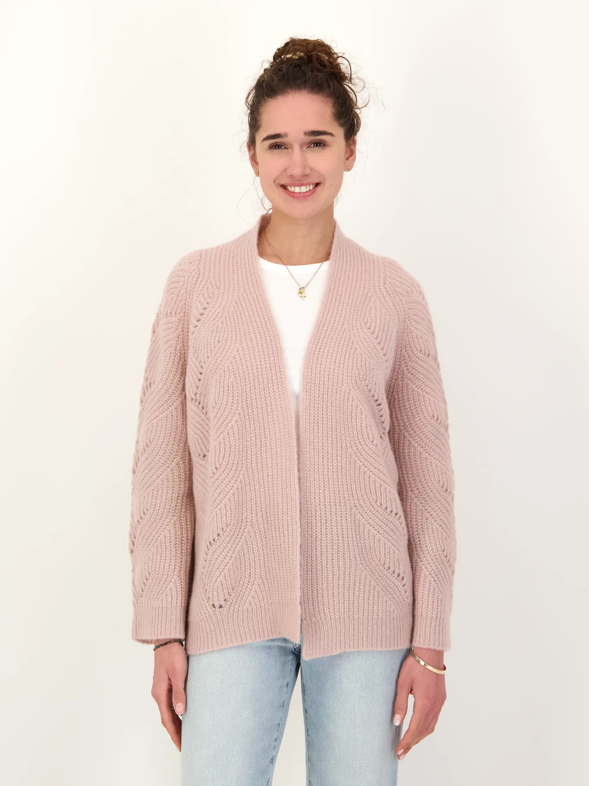 Strickjacke 'Nadeshiko' aus Kaschmir  - Artikel Vorderseite getragen von einem Modell - Farbe: Rosa&Pink